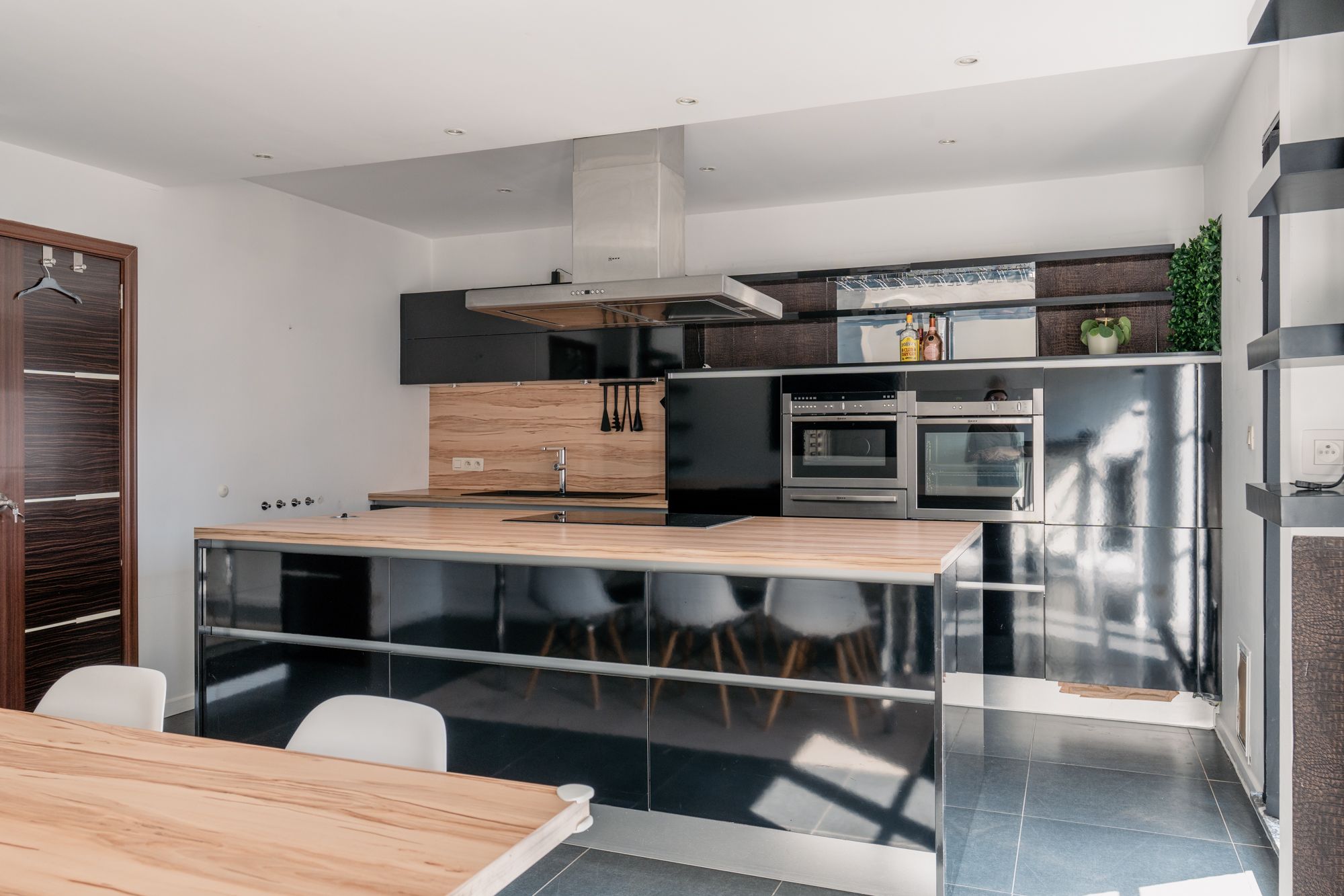 Eigen voordeur en 2 verdiepingen: appartement dat aanvoelt als een woning aan het populaire Professor Claraplein foto 2