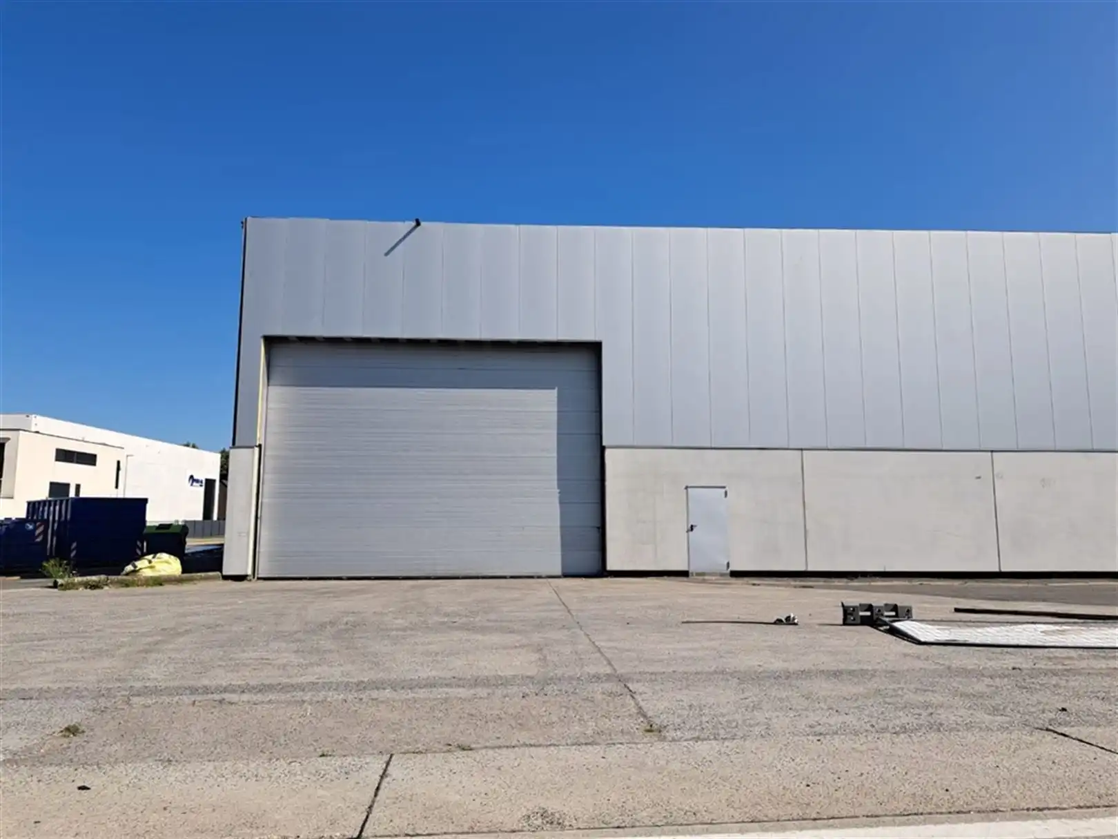 Semi-industrieel bedrijfsgebouw met laad-en loskades en rolbruggen foto 6