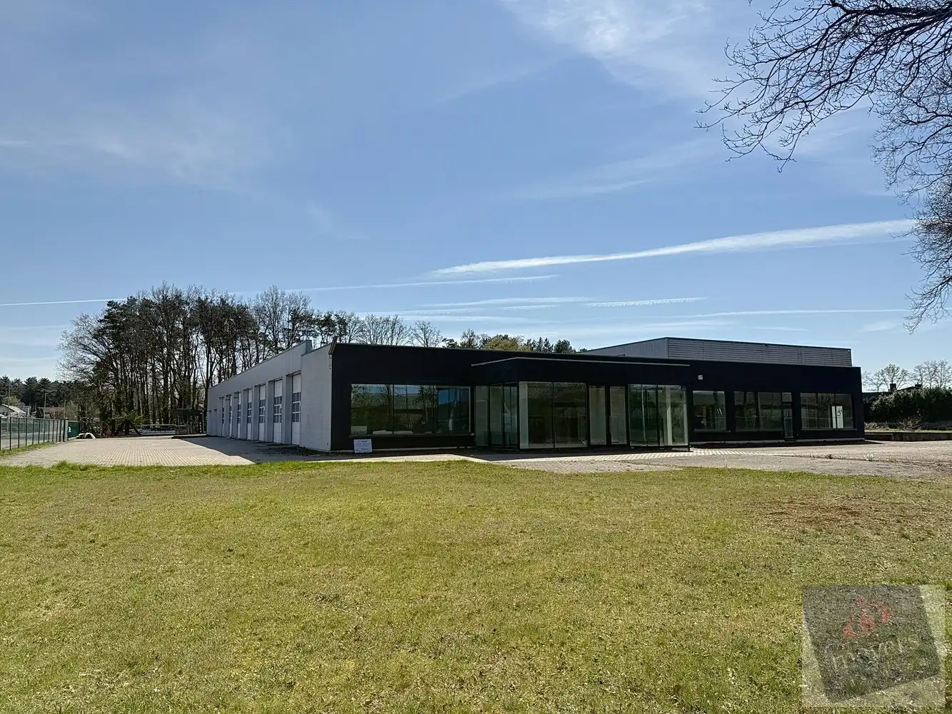 Exclusief bedrijfscomplex met uitzonderlijke flexibiliteit en topligging in Bocholt foto {{pictureIndex}}