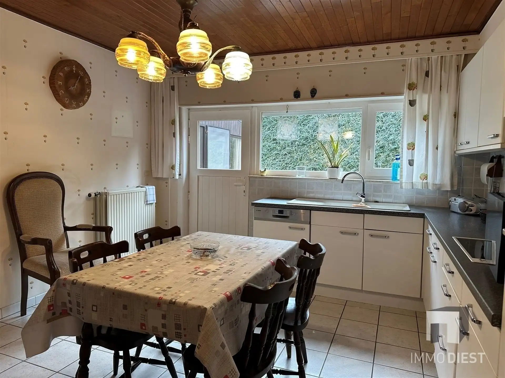 Woning met grote garage en stalling foto 8