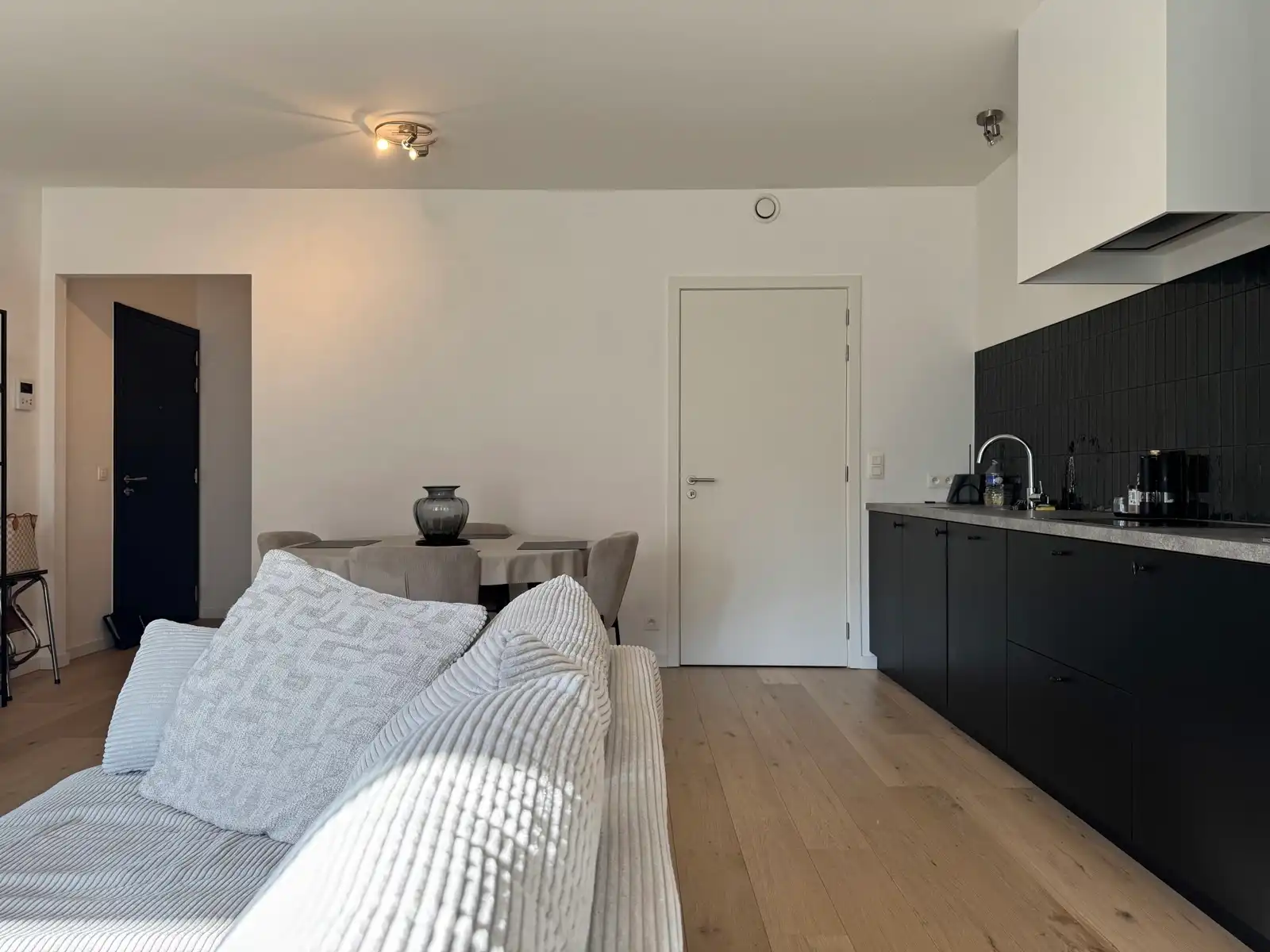 Berchem: Nieuwbouw gelijkvloers één slpk app.+ terras + P foto 4