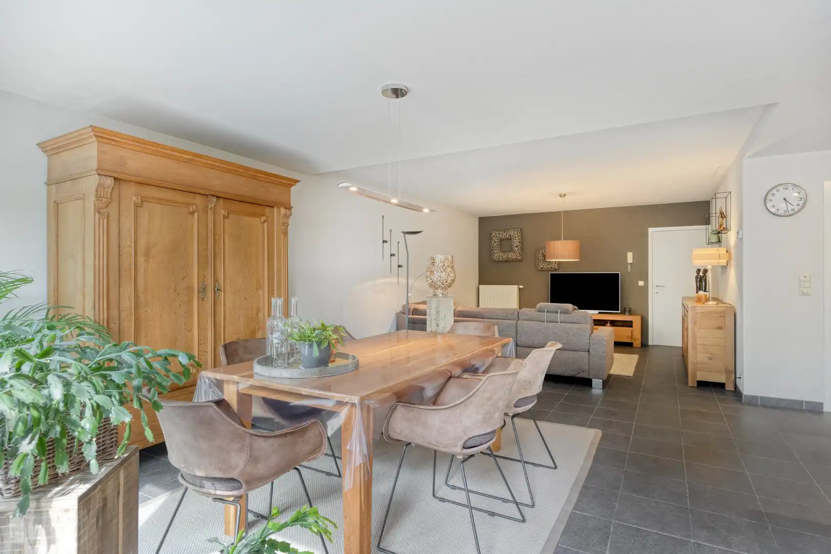 Gelijkvloers appartement met 2 slpk, 2 parkings en 2 kelderbergingen. foto 7