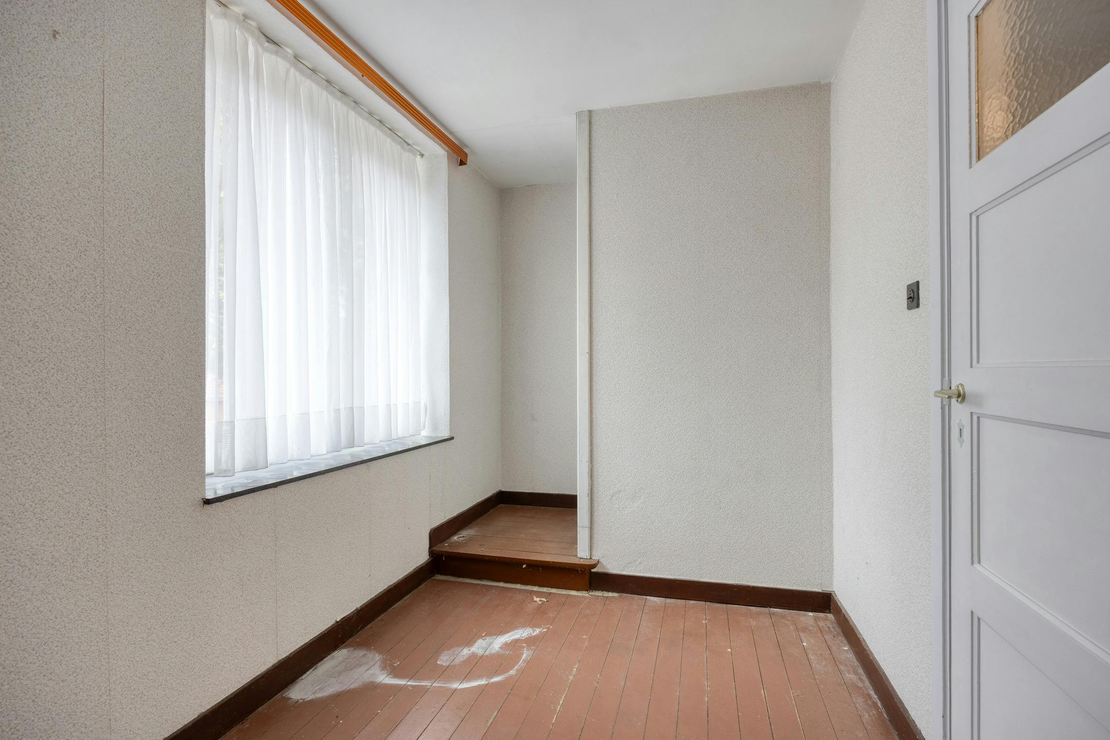 Te renoveren woning met zonnige tuin in Genk foto 17