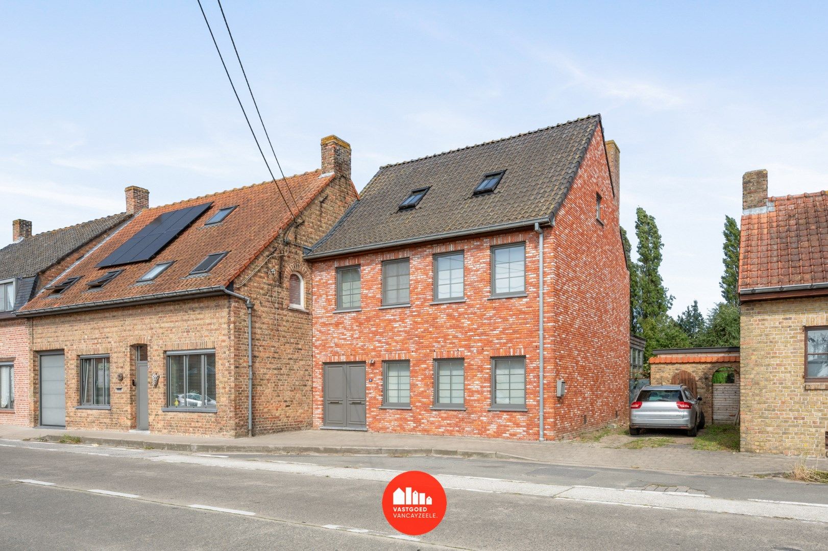 Gerenoveerde woning met prachtige tuin en private autostaanplaats ( carport mogelijk ) foto 2