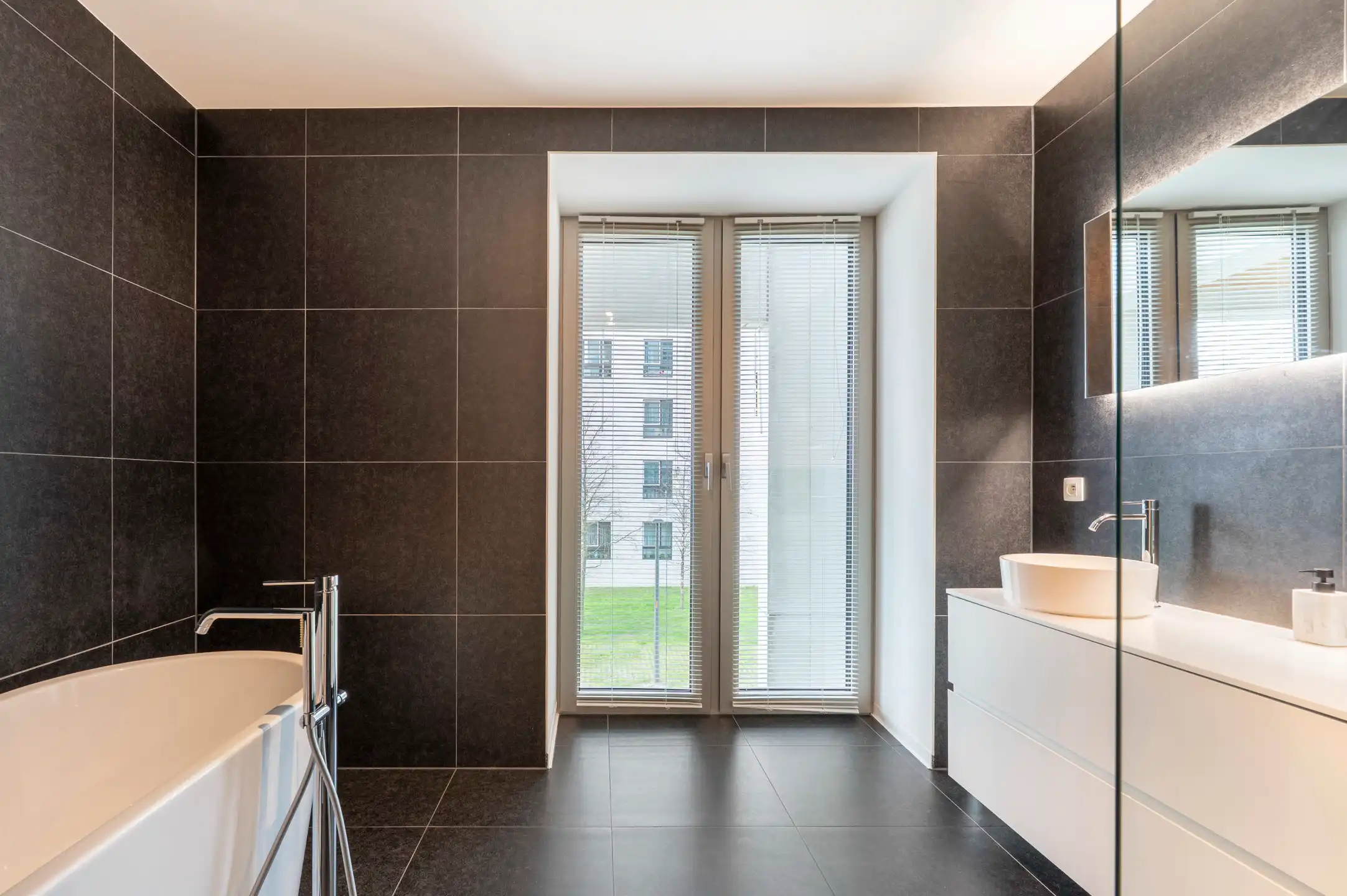 ANTWERPEN-ZUID. Huis met hoge plafonds en mooie lichtinval! foto 11