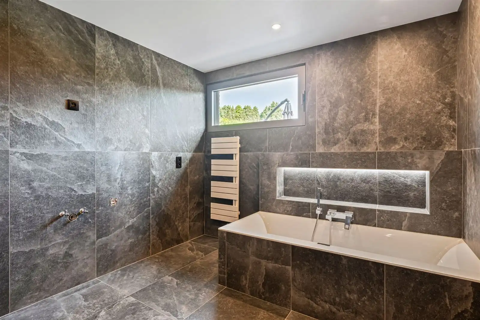 Gerenoveerde villa (450m²) met 4 à 5 slaapkamers op 17a 05ca foto 18