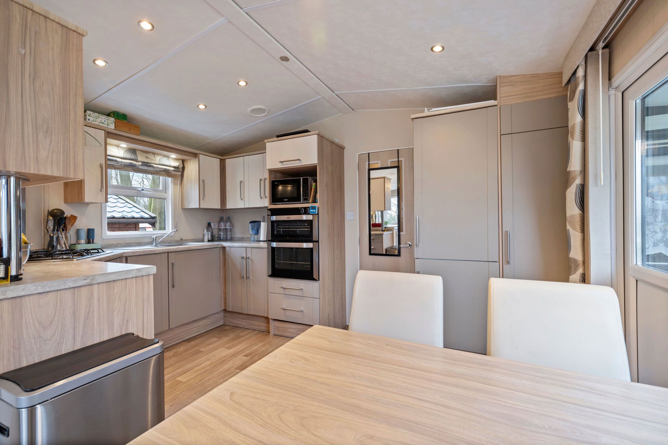 gezellige vaste caravan te midden van de natuur foto 9