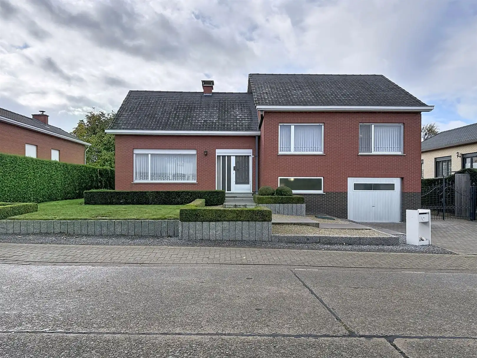 Op te frissen bungalow met garage, 3 slpks, opp 16a 17ca foto 2