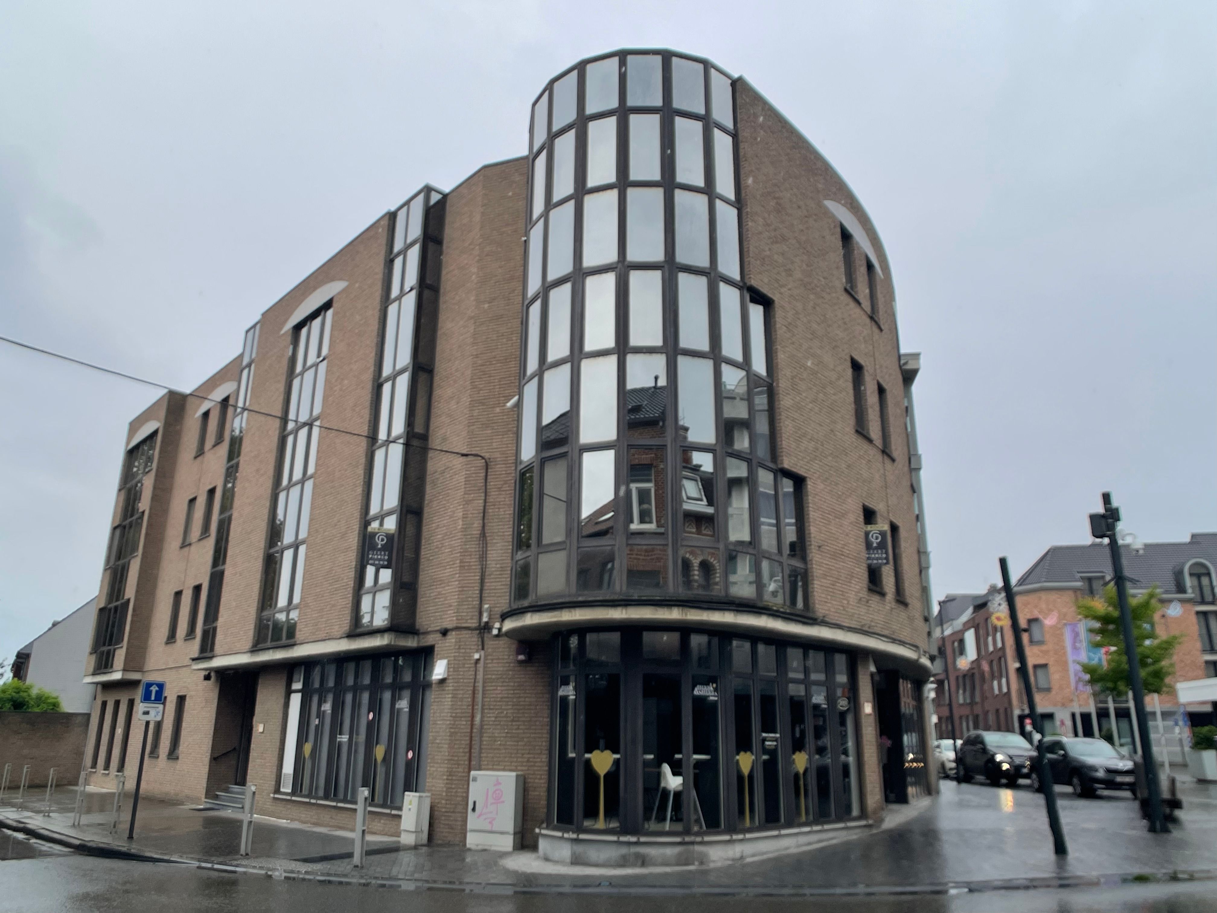 Aan Sint-Anneke 26 bus 101 te Sint-Truiden treffen we dit ruime appartement met drie slaapkamers, twee badkamers en kelder. De centrale ligging (200m van Grote Markt) zorgt voor een optimaal bereik van winkels, station, scholen en eveneens de groene omgeving van de stadsvesten en het stadspark. foto {{pictureIndex}}