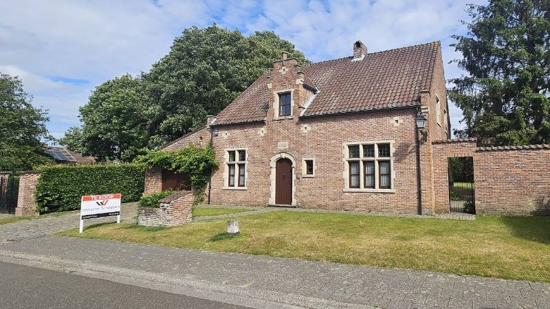 Hoofdfoto van de publicatie: Villa van 267m² op 11 are