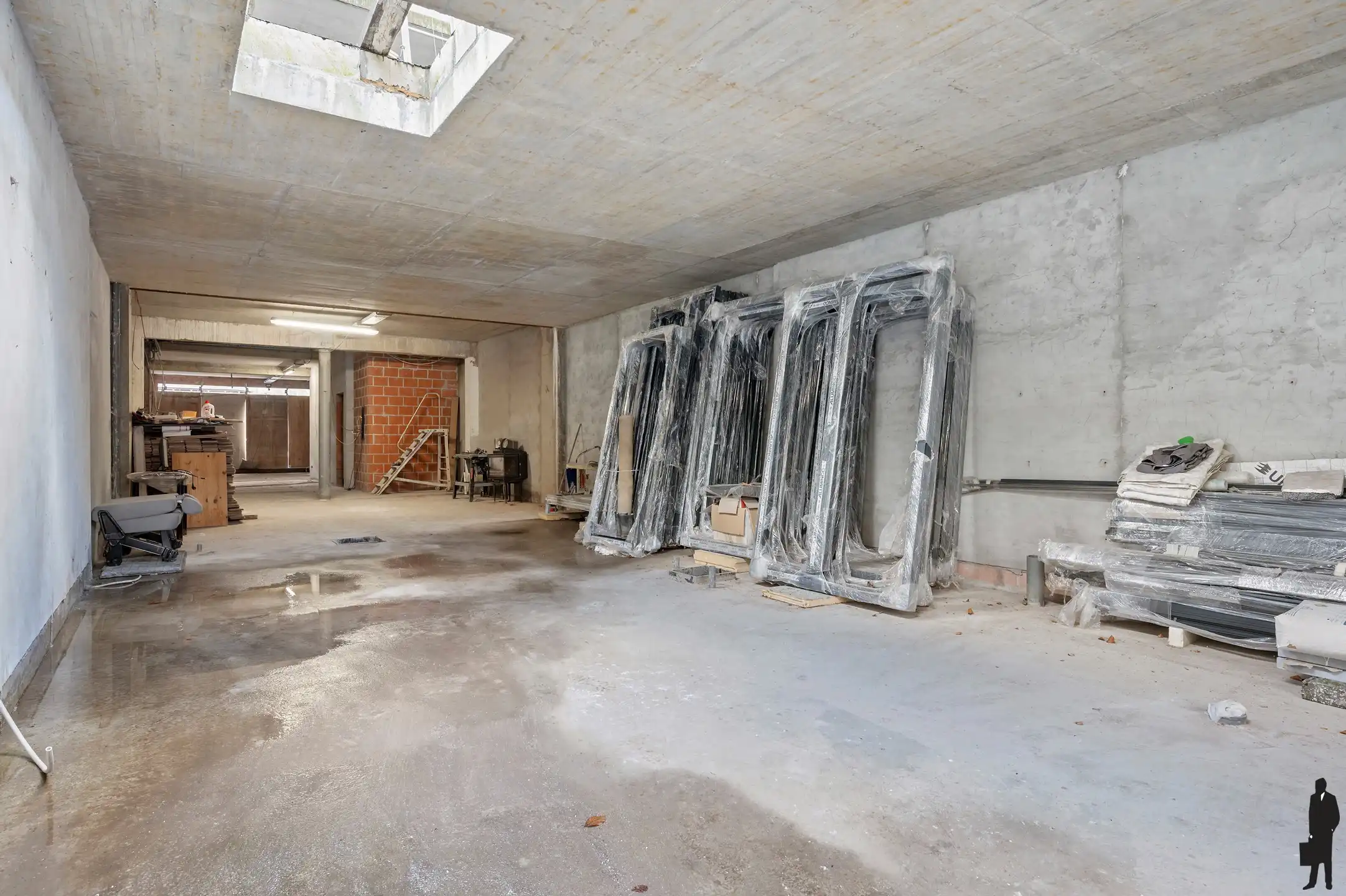 Ruim en energiezuinig handels gelijkvloers in casco toestand van ca. 160m², gelegen in het centrum van Brasschaat met achterliggend tuintje. foto 7