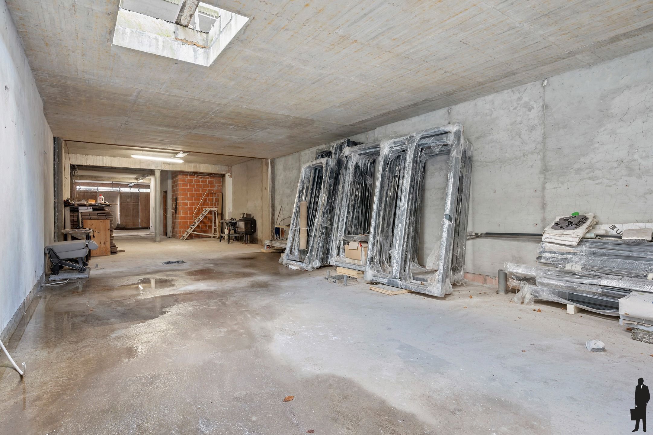 Ruim en energiezuinig handels gelijkvloers in casco toestand van ca. 160m², gelegen in het centrum van Brasschaat met achterliggend tuintje. foto 7