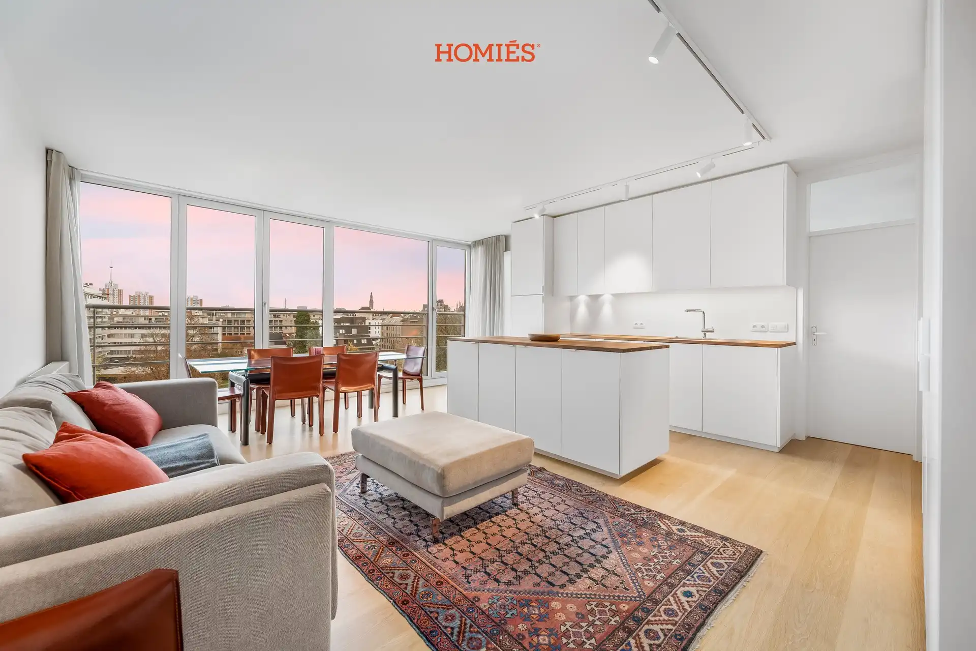 Gerenoveerd éénslaapkamerappartement met prachtig stadszicht foto 2