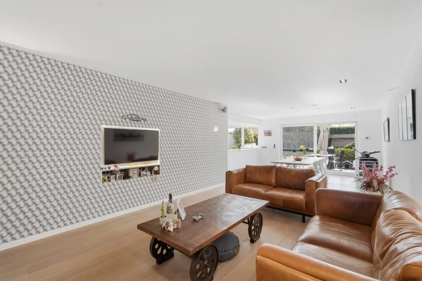 Moderne halfopen bebouwing met zonnige tuin en hoogwaardige afwerking foto 2