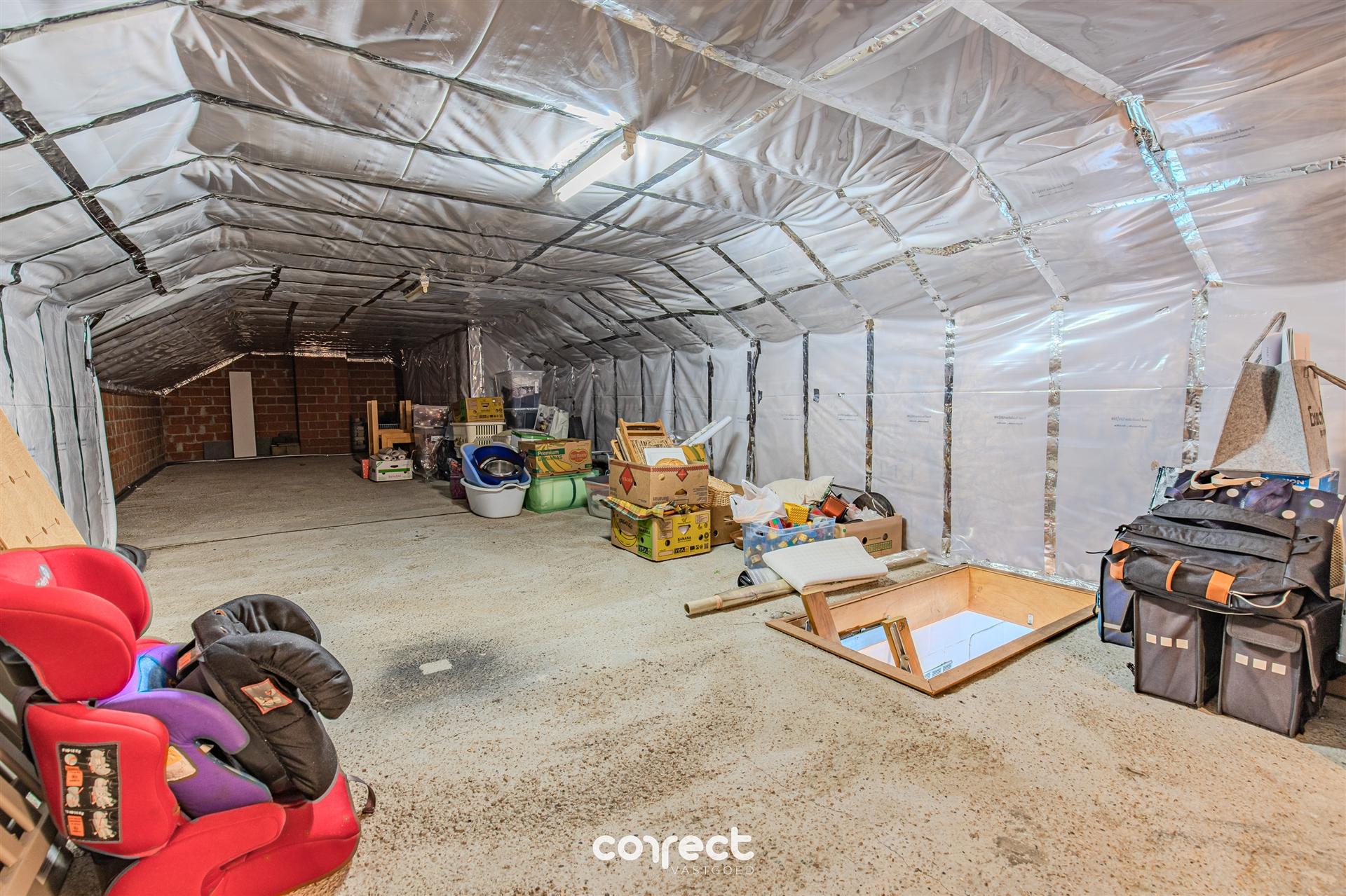 Rustig gelegen, zeer verzorgde open laagbouwwoning op een groot perceel met weids uitzicht. foto 10