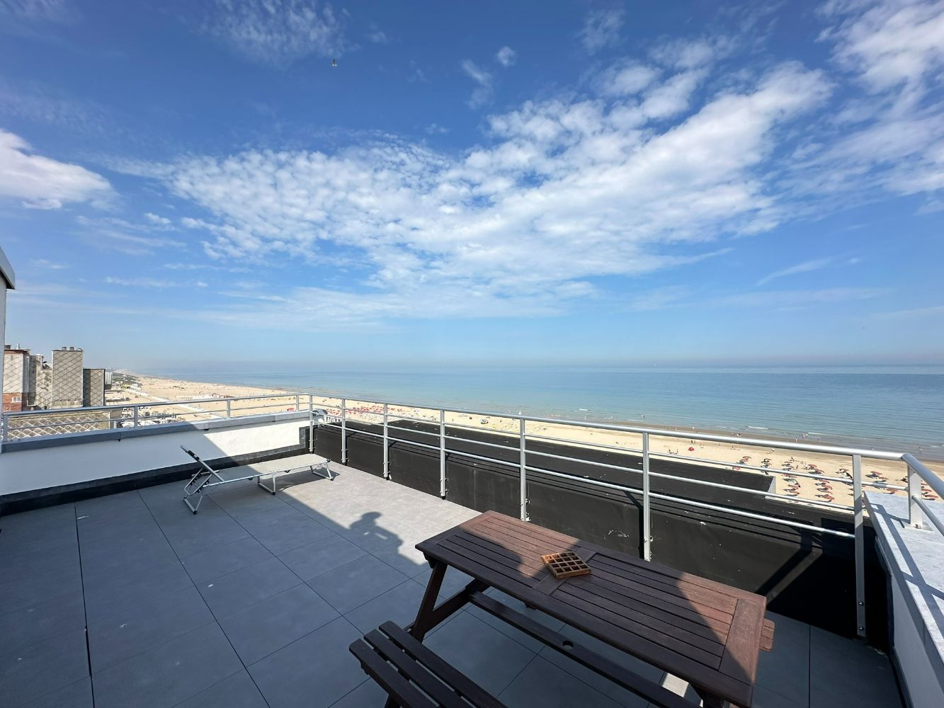 Penthouse op zeedijk met meer dan 30 m² aan terras foto 2