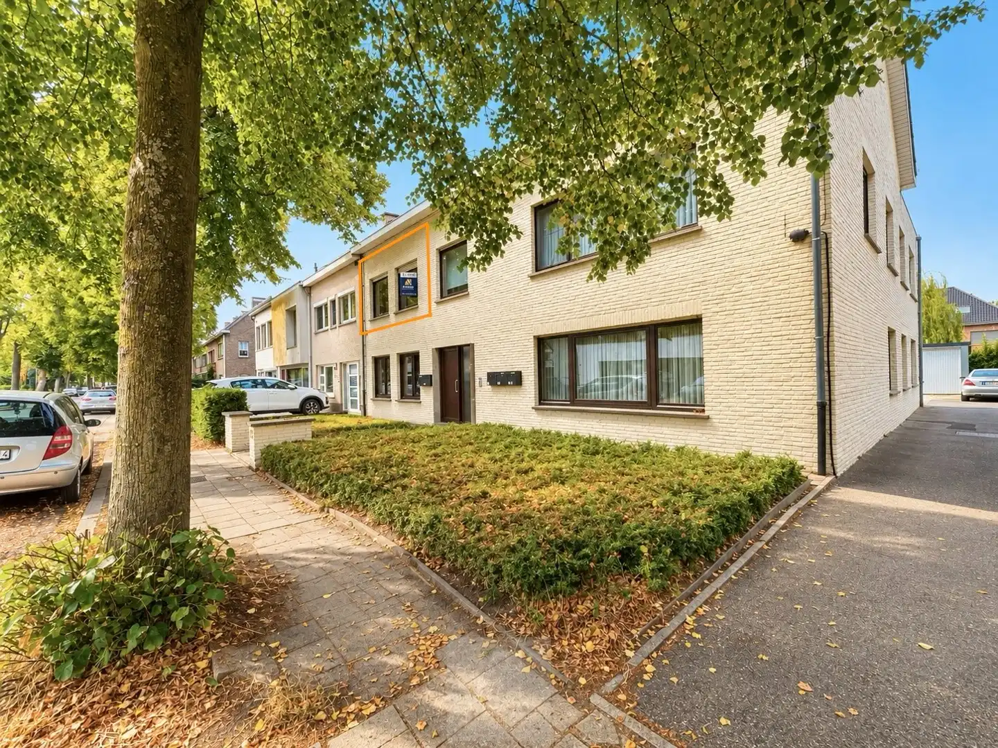 Gerenoveerd 2-slaapkamerappartement met garagebox in Wondelgem foto {{pictureIndex}}