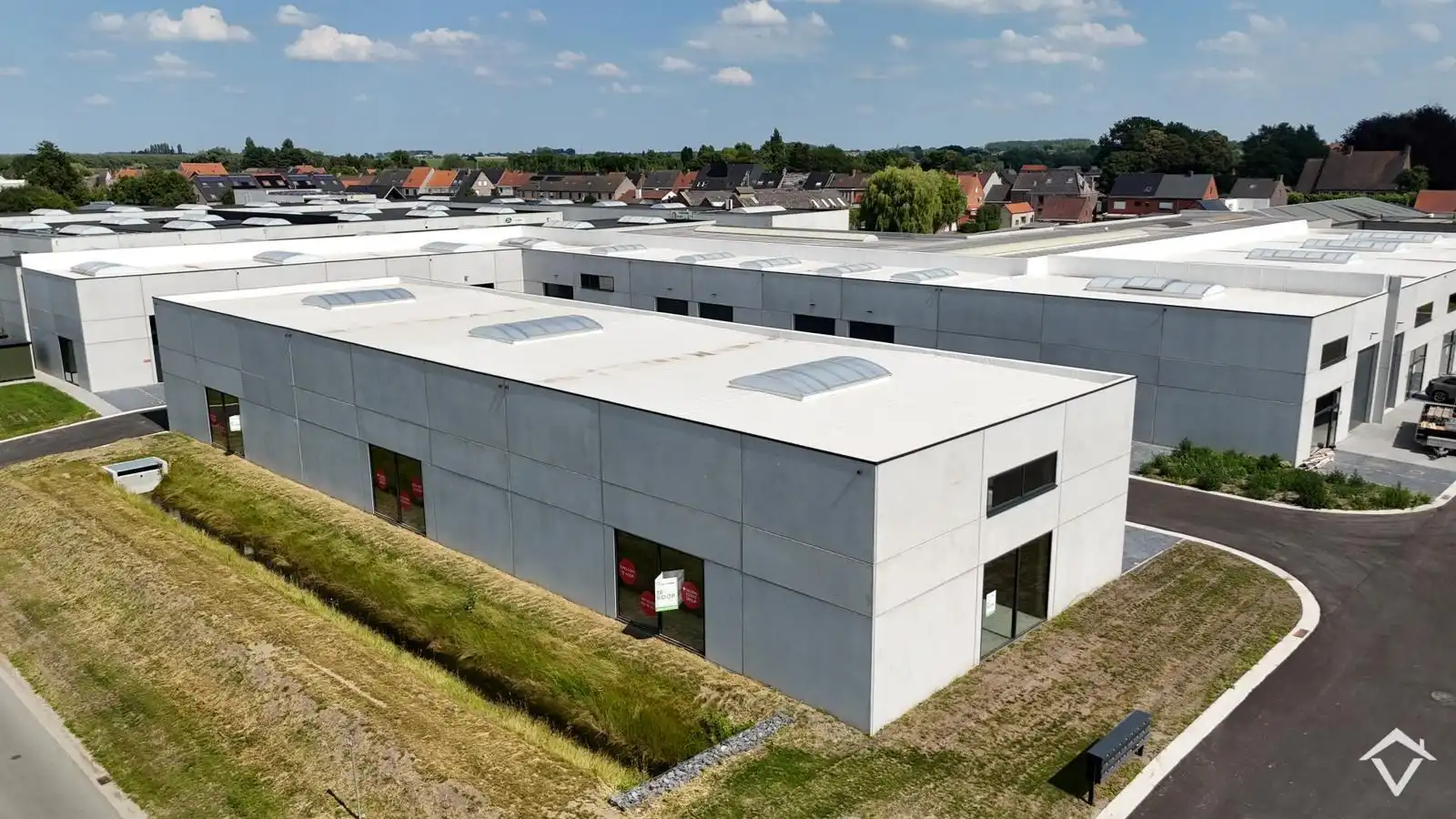 Loods te koop – 246 m² met 2 parkeerplaatsen inbegrepen op de industriezone te Ichtegem foto 4