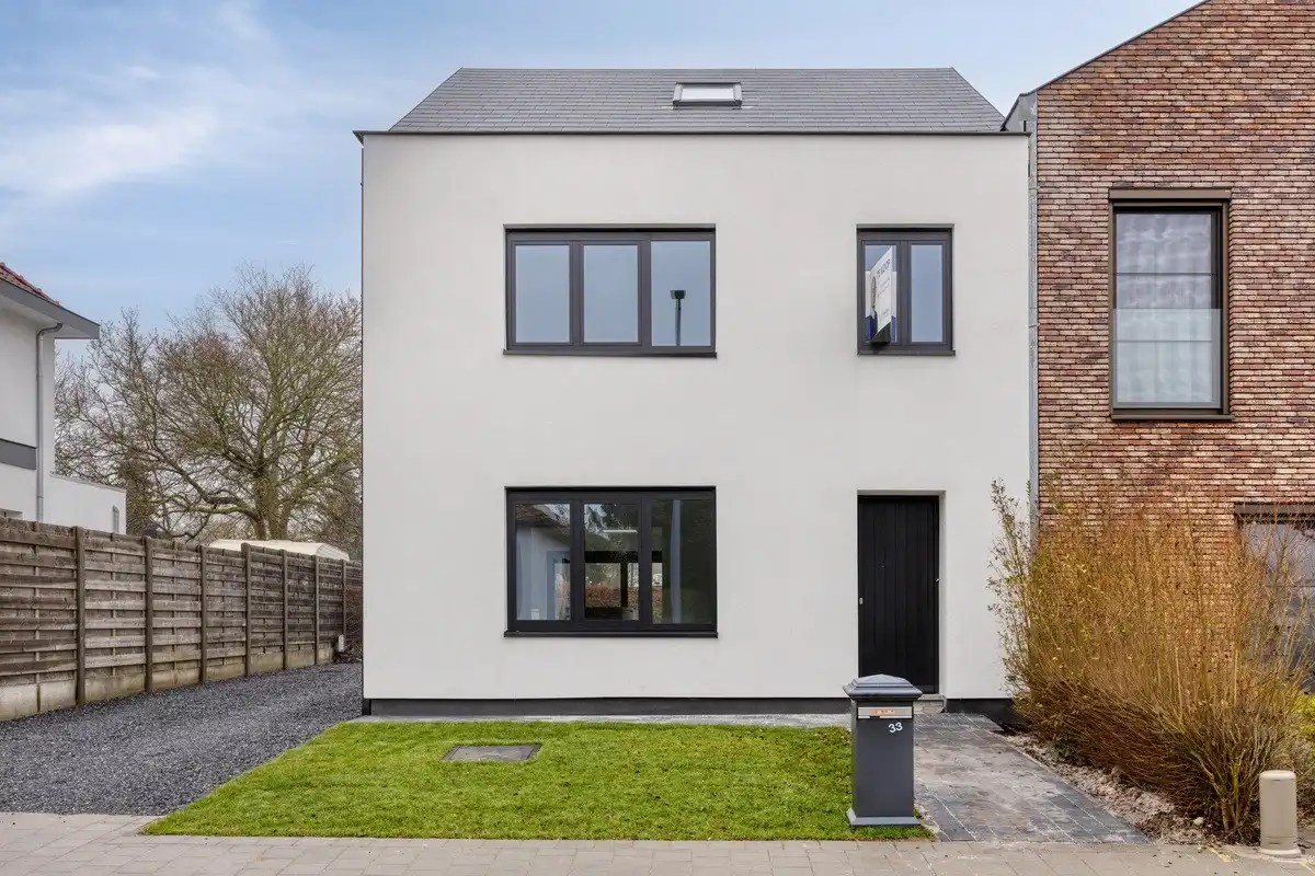 Volledig gerenoveerde halfopen bebouwing met 3 slaapkamers, tuin, terras en garage in Kumtich! – EPC 95 kWh/m² - bewoonbare opp. 153 m² foto {{pictureIndex}}