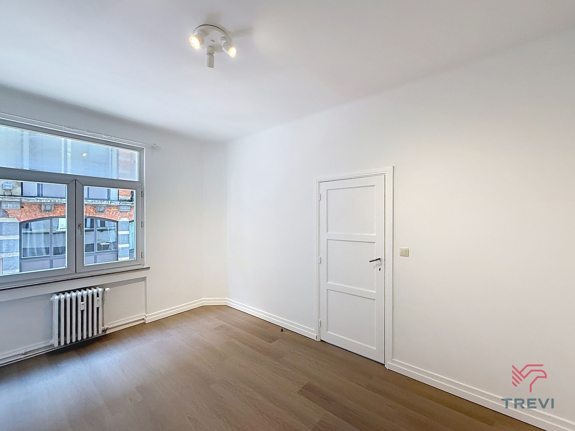 Volledig gerenoveerd appartement met 2 slaapkamers + studeerkamer! foto 10