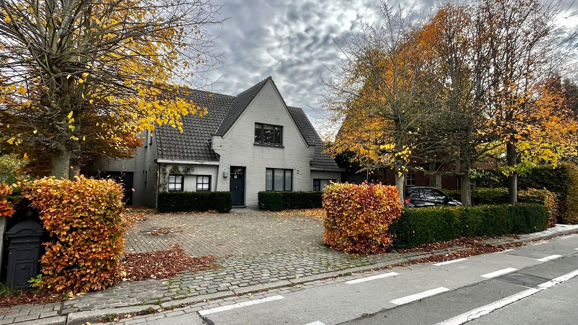 Te renoveren ruime woning op 911 m² te Lendelede – met garage en 5 kamers foto {{pictureIndex}}