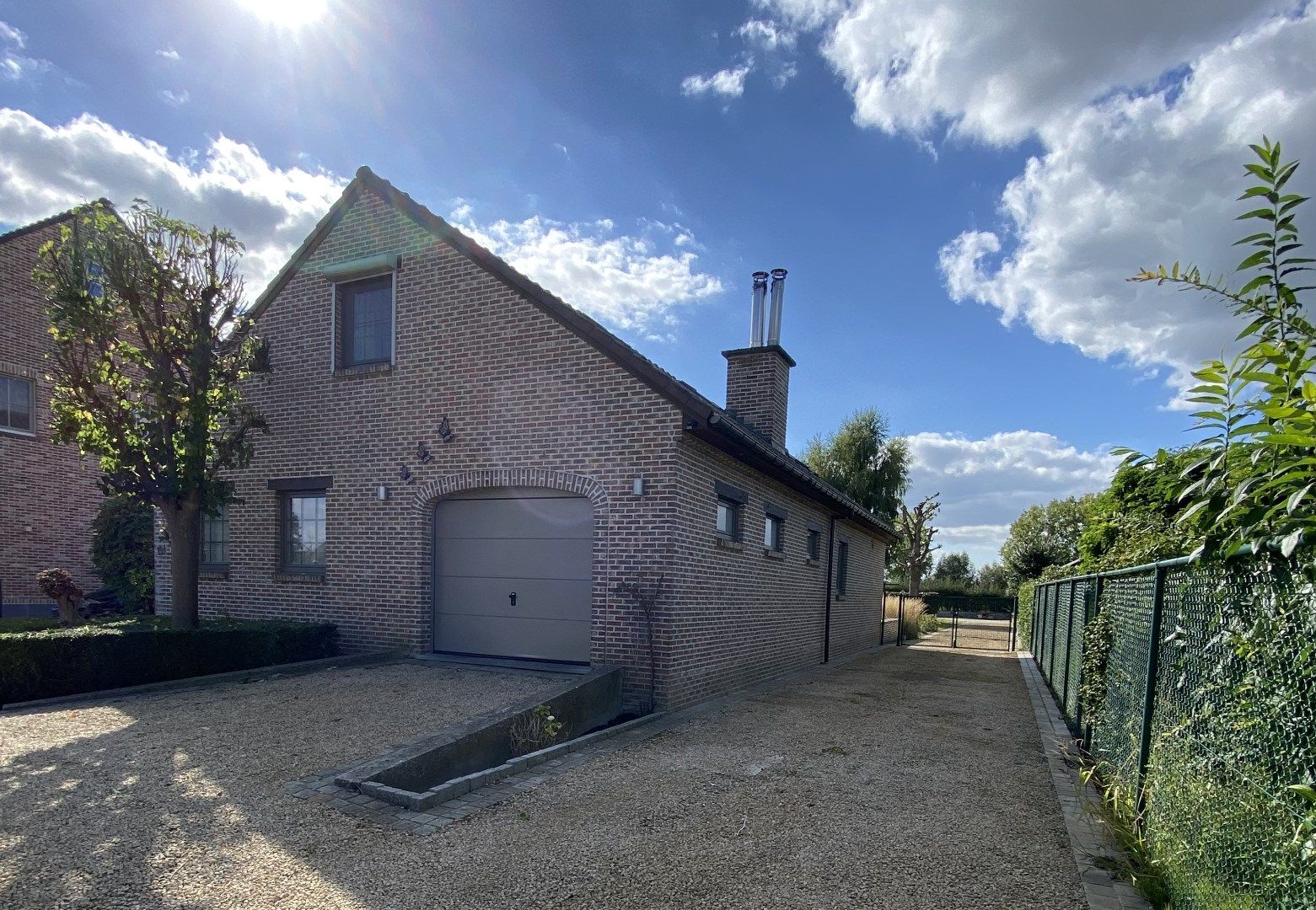 Alleenstaande woning met 4 slaapkamers en grote tuin foto {{pictureIndex}}