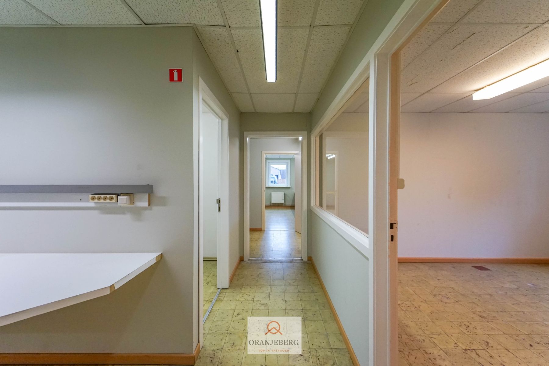 Ruim handelspand met meerdere ruimtes en parking te huur in centrum Drongen foto 18