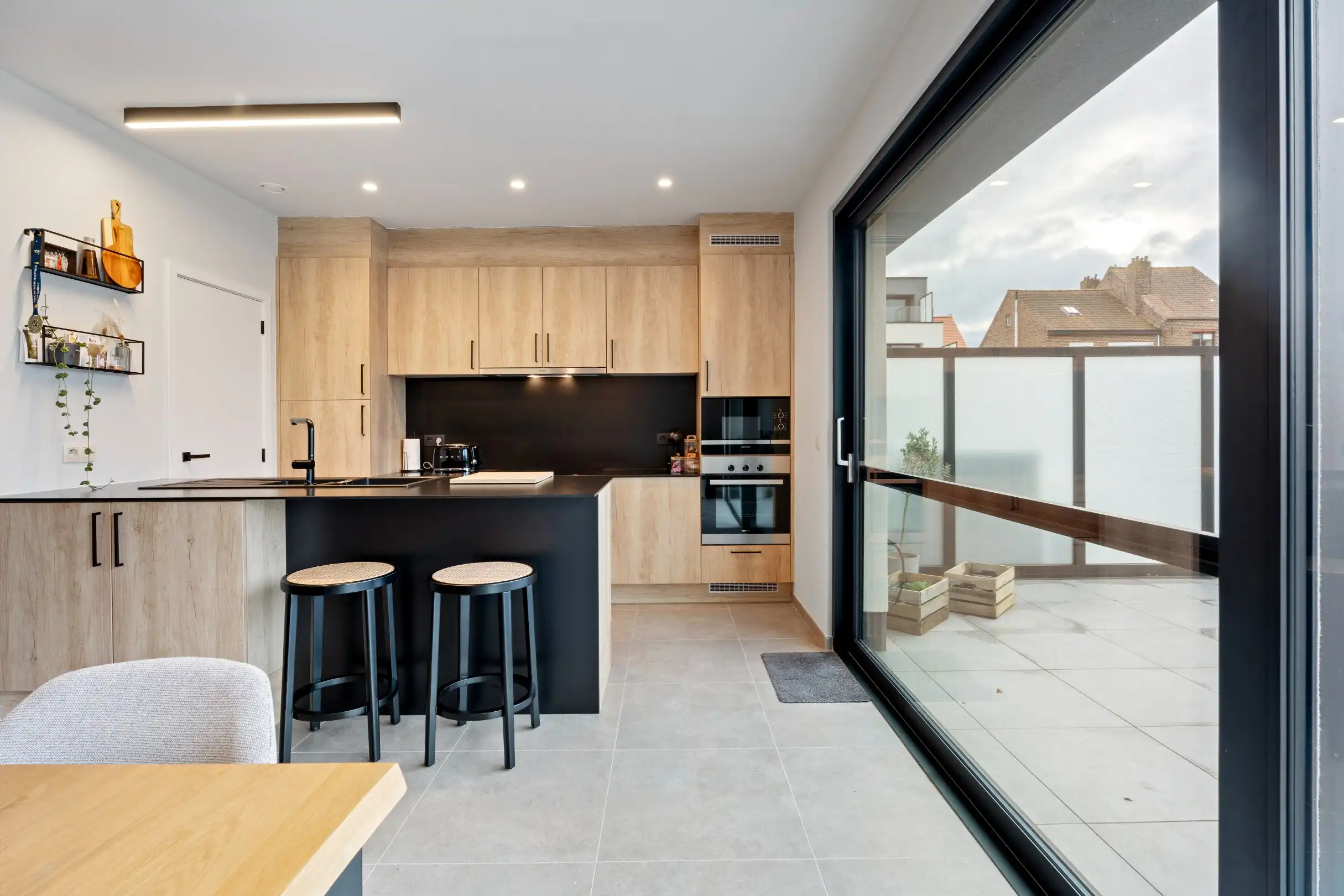 Gelijkvloers appartement met terras en tuin foto 9