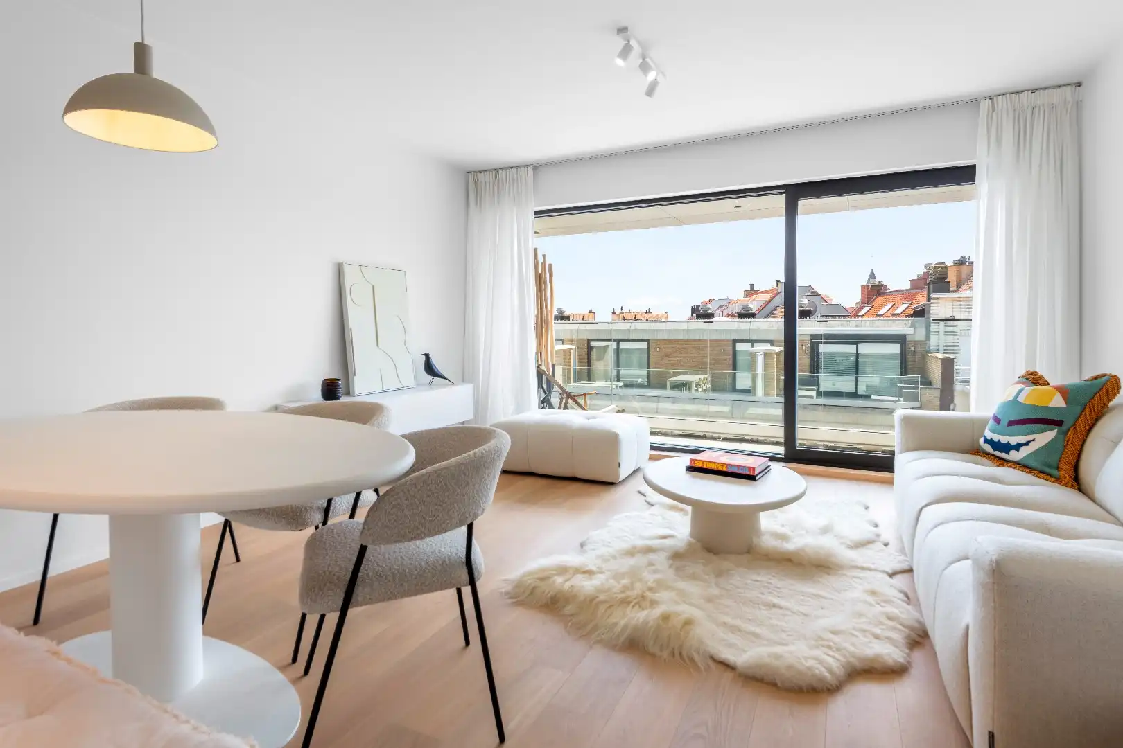 Luxueus vernieuwd appartement, gelegen in de Kustlaan, tussen het Van Bunnenplein en het Lichttorenplein. foto 2