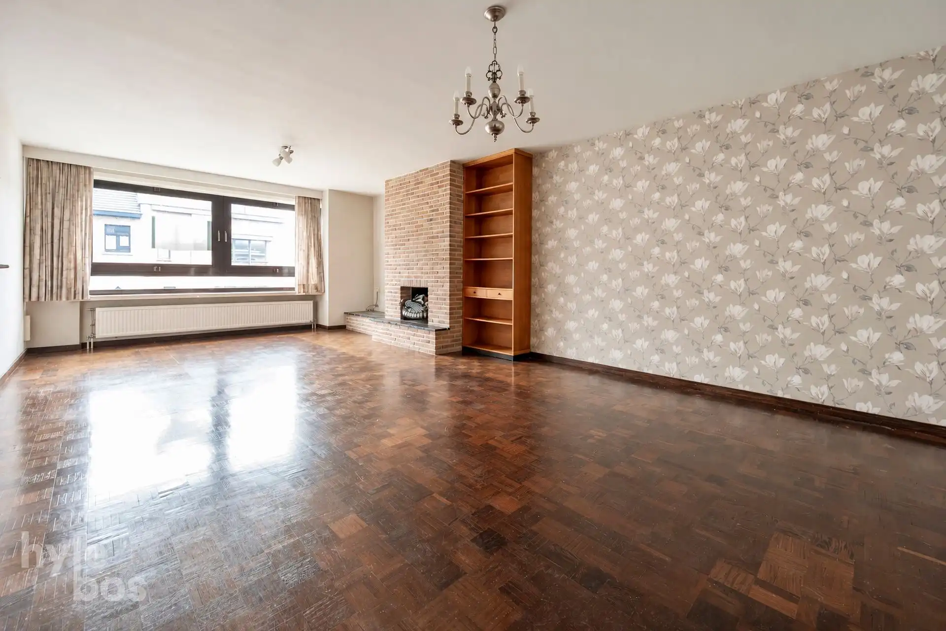 Centraal gelegen 2 slaapkamer appartement met garage foto 2