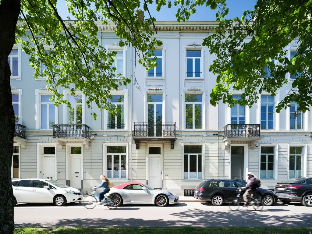 Instapklare en karaktervolle herenwoning + kantoor met een buitenruimte aan de gegeerde Coupure foto {{pictureIndex}}