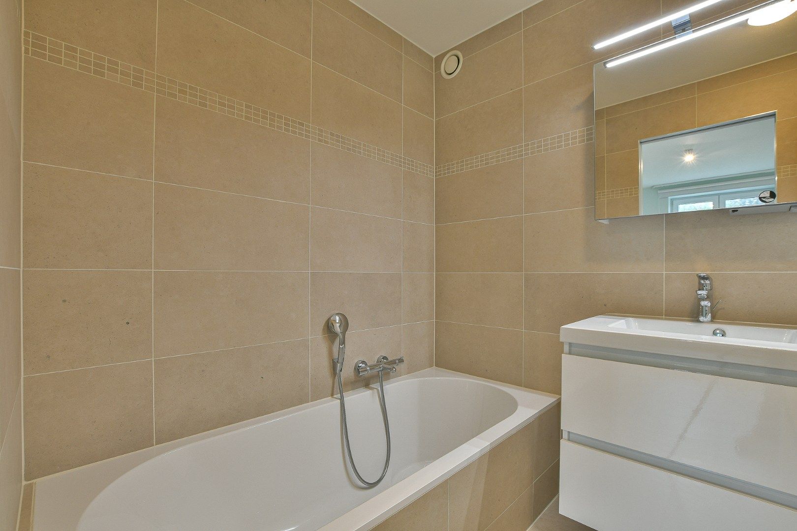 Gelijkvloers 2-slaapkamerappartement in recente residentie 'Royal Golf Garden' te De Haan - Vosseslag foto 16