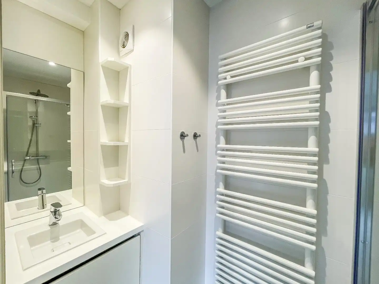 Verzorgd appartement met FRONTAAL ZEEZICHT, gelegen op de zeedijk vlakbij het Albertplein. foto 19