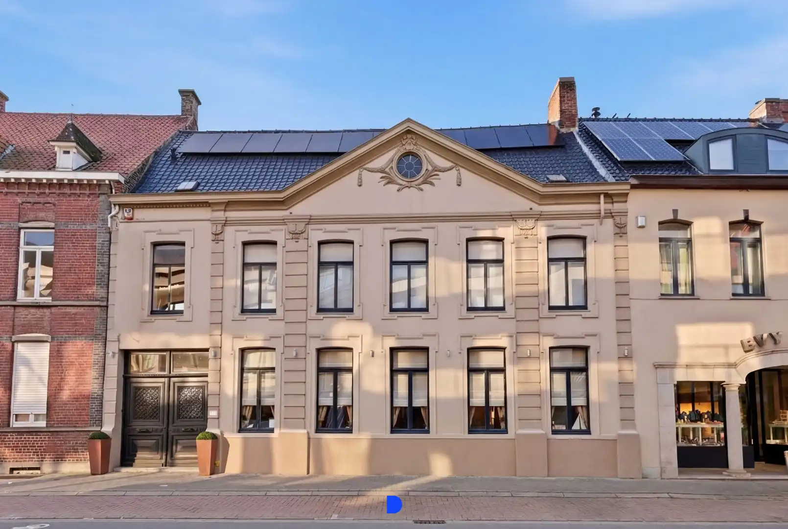 Hoofdfoto van de publicatie: Statig herenhuis in het centrum van Ingelmunster