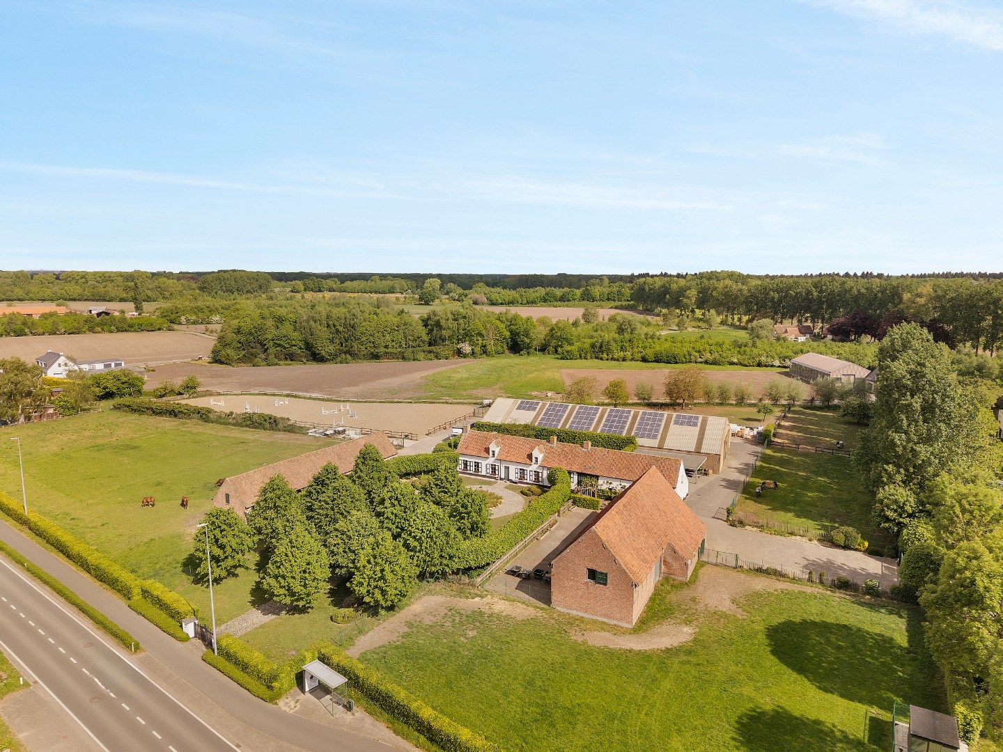 Uitzonderlijke hoeve met binnenpiste en paardenstallen op 1,88 hectare foto 2
