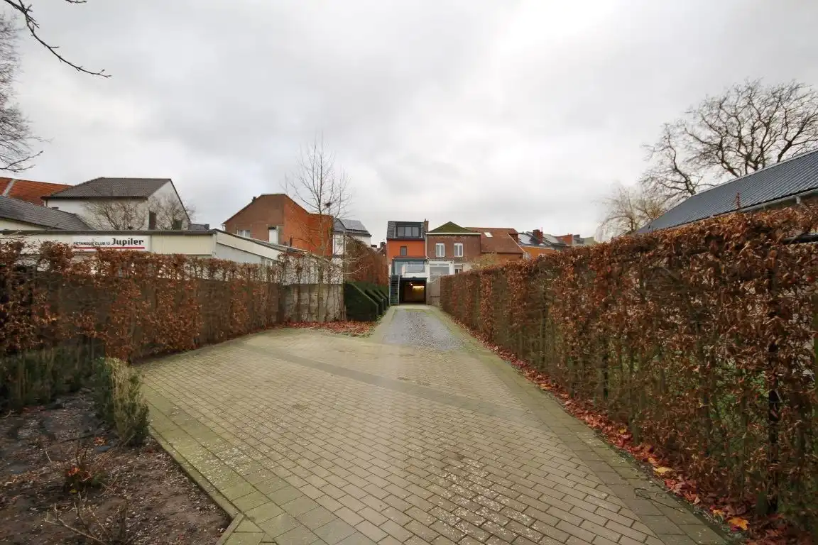 Zeer ruime woning net buiten het stadscentrum! foto 44