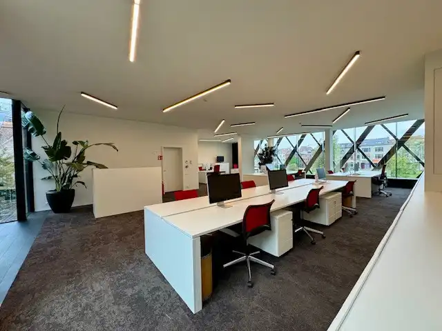 Modern gebruiksklaar gemeubeld kantoor aan de Oude Dokken ontworpen door Caan Architecten. foto 2