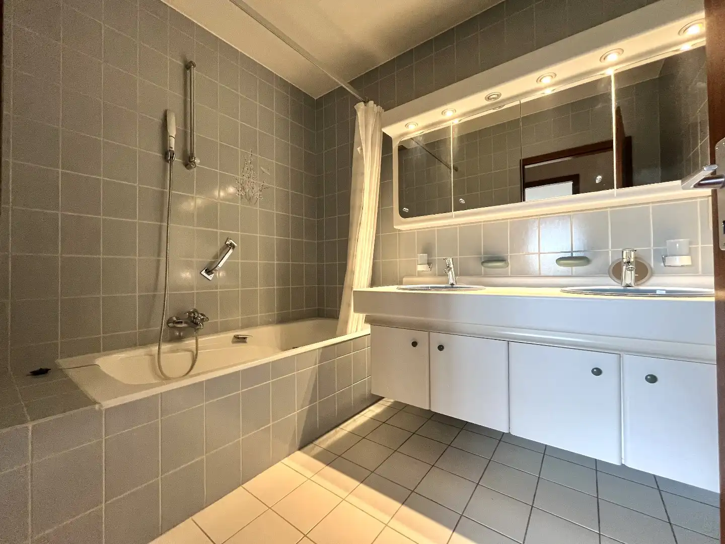 Comfortabel 2-slpk appartement met terras en autostaanplaats foto 10
