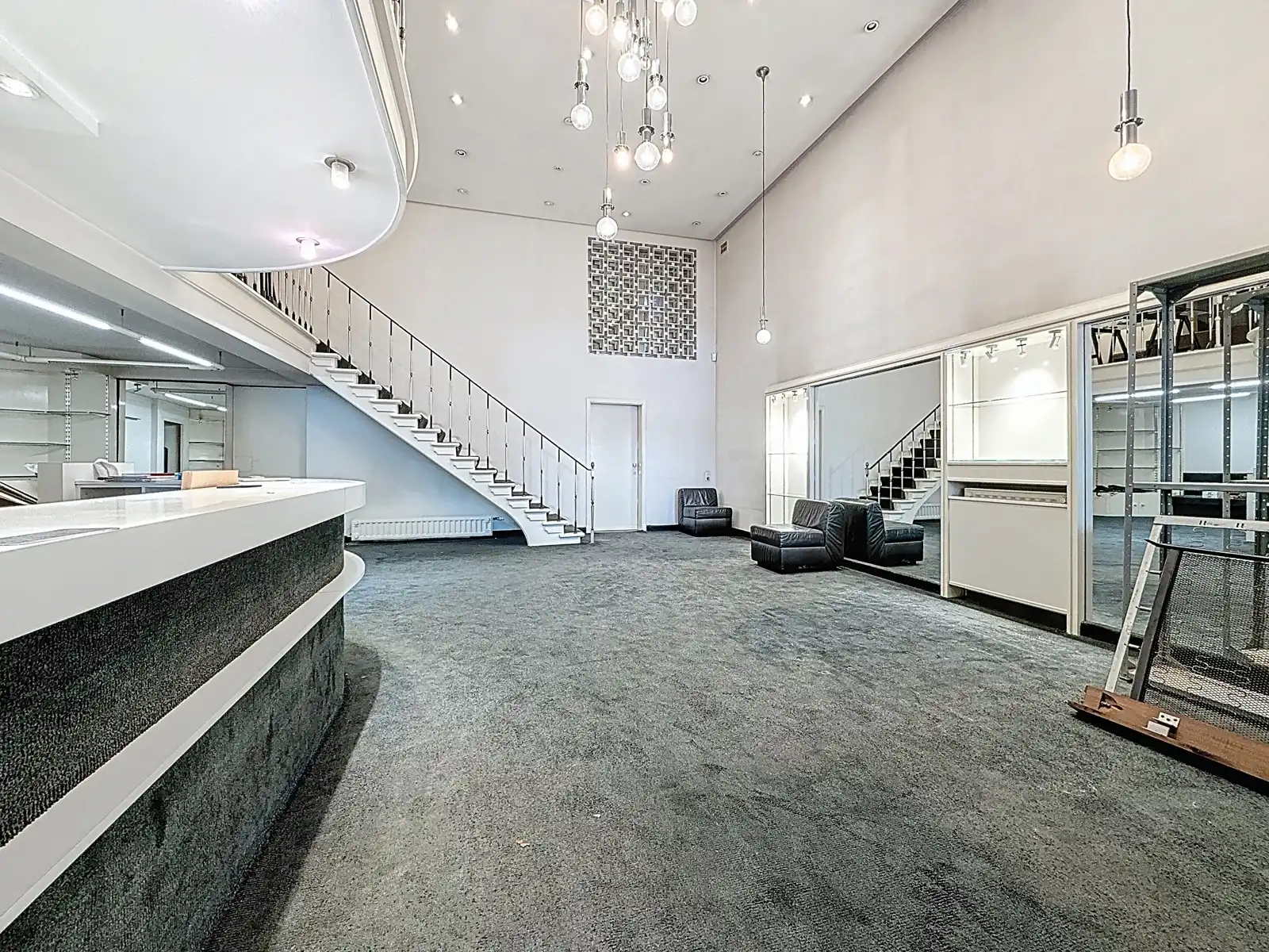 Uniek handelspand met ruim appartement en tuin foto {{pictureIndex}}