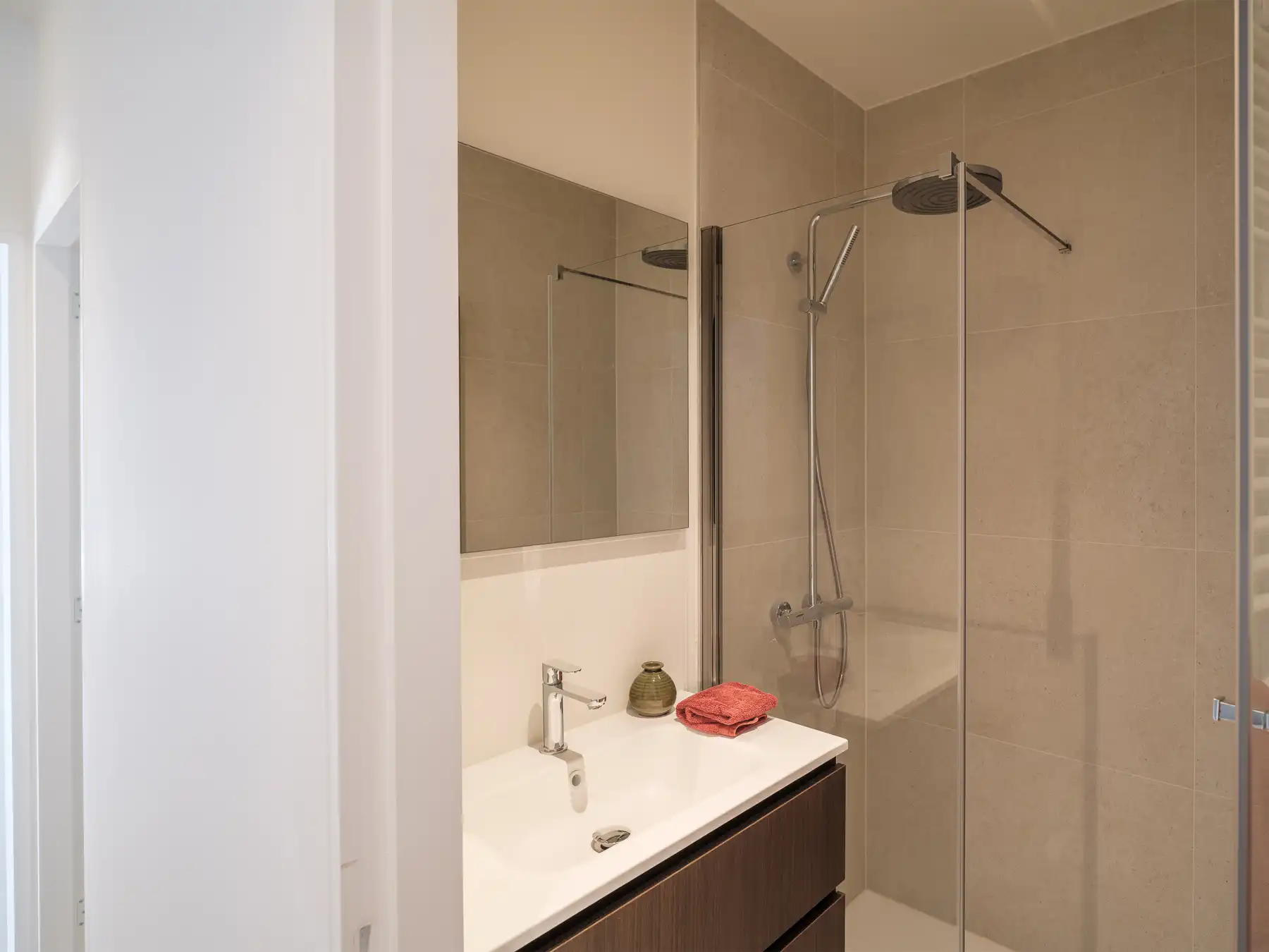 Kwalitatief gerenoveerd 3-slaapkamer appartement aan het water foto 11