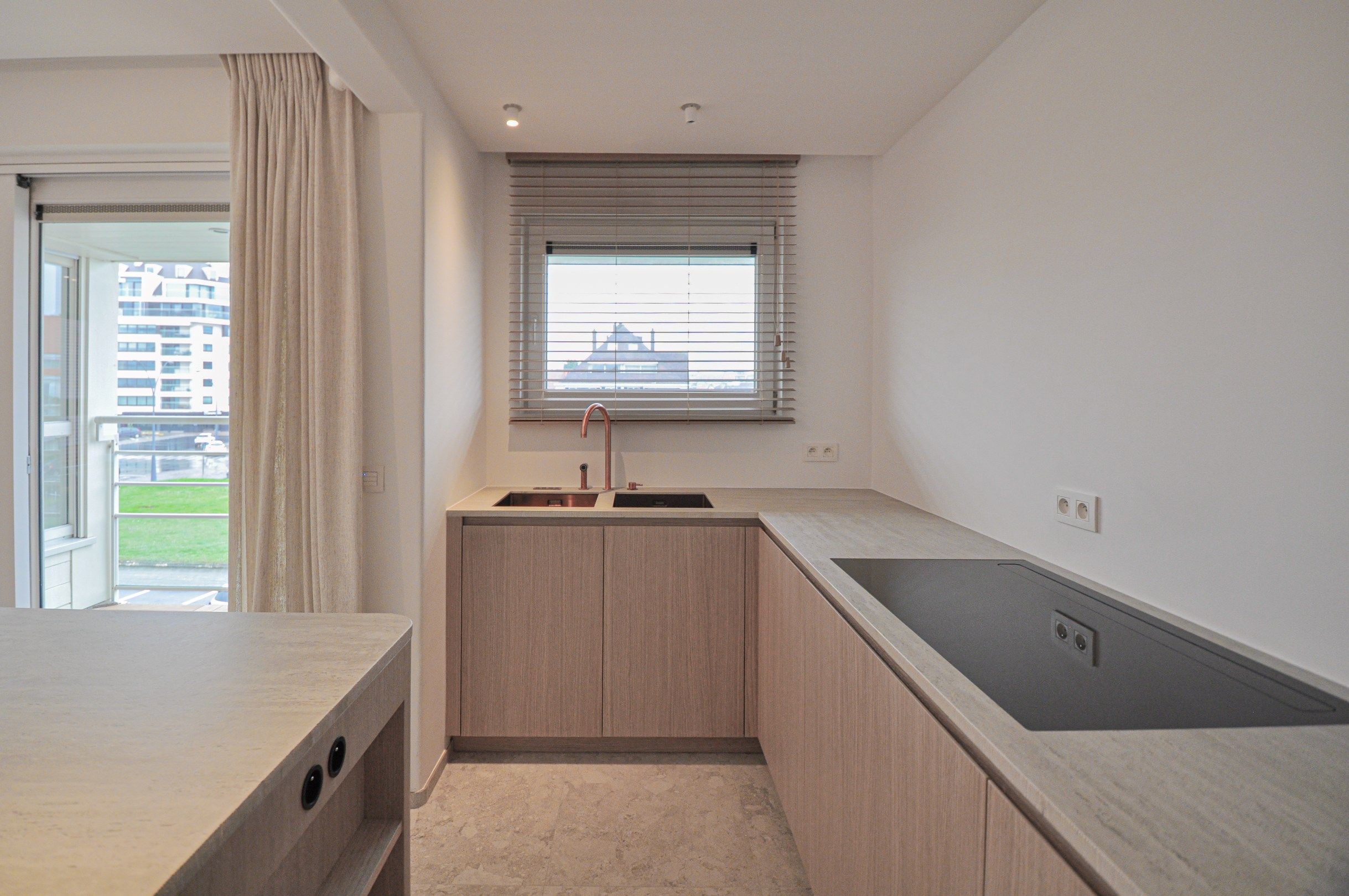 Lichtrijk volledig gerenoveerd appartement met een prachtig open zicht gelegen in een standingvolle villaresidentie. foto 6