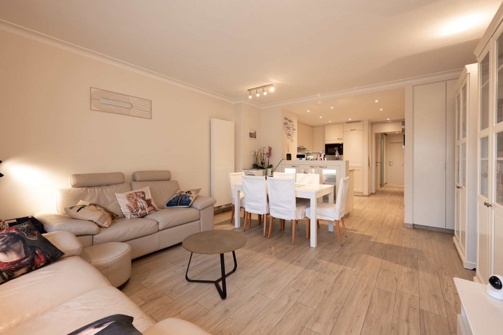 Gerenoveerd appartement in zijstraat zeedijk, 7e verdiep met prachtige verzichten foto {{pictureIndex}}