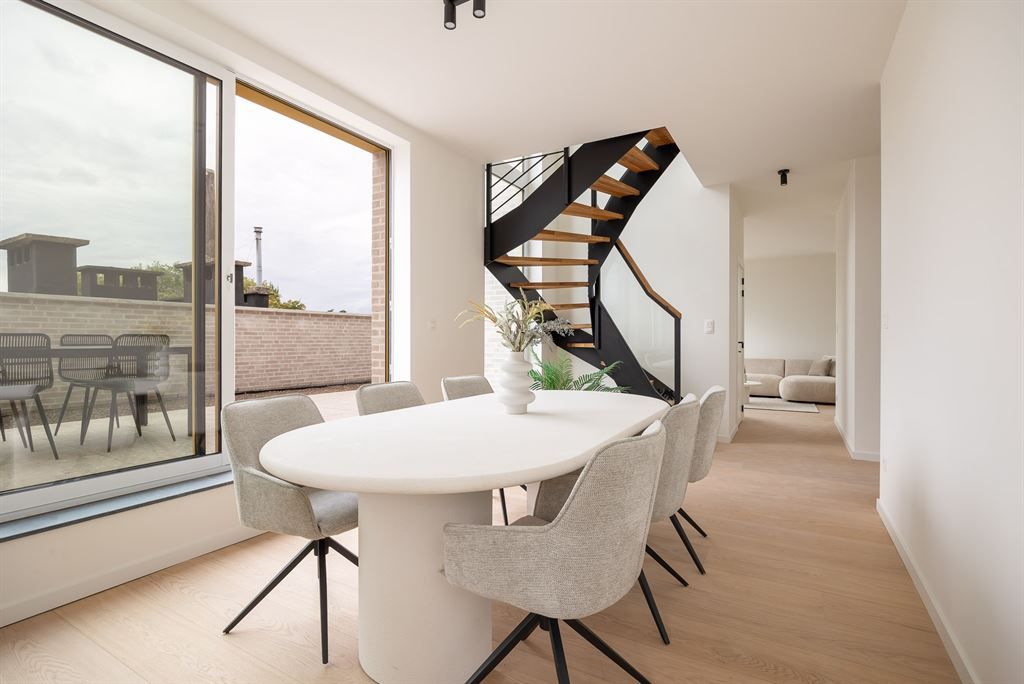 Hoogwaardig afgewerkt duplex app met ruim terras foto {{pictureIndex}}