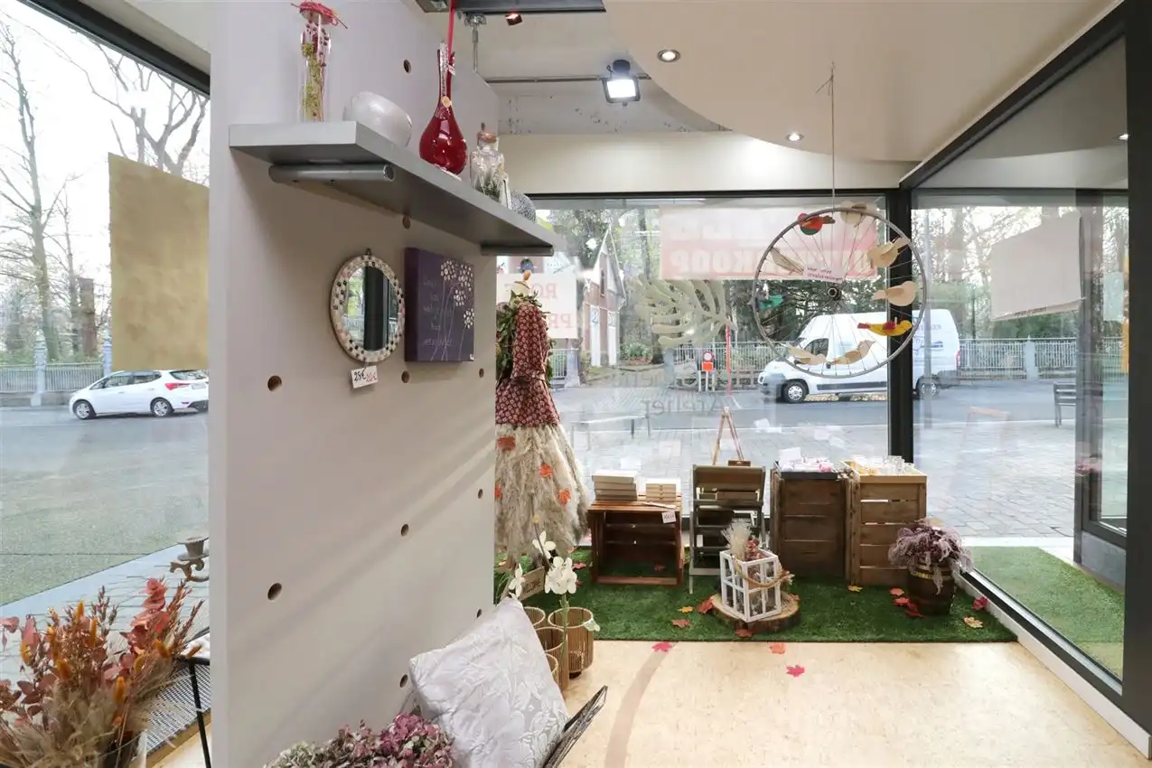 handelszaak met hoge zichtbaarheid en mooie etalage  foto 10