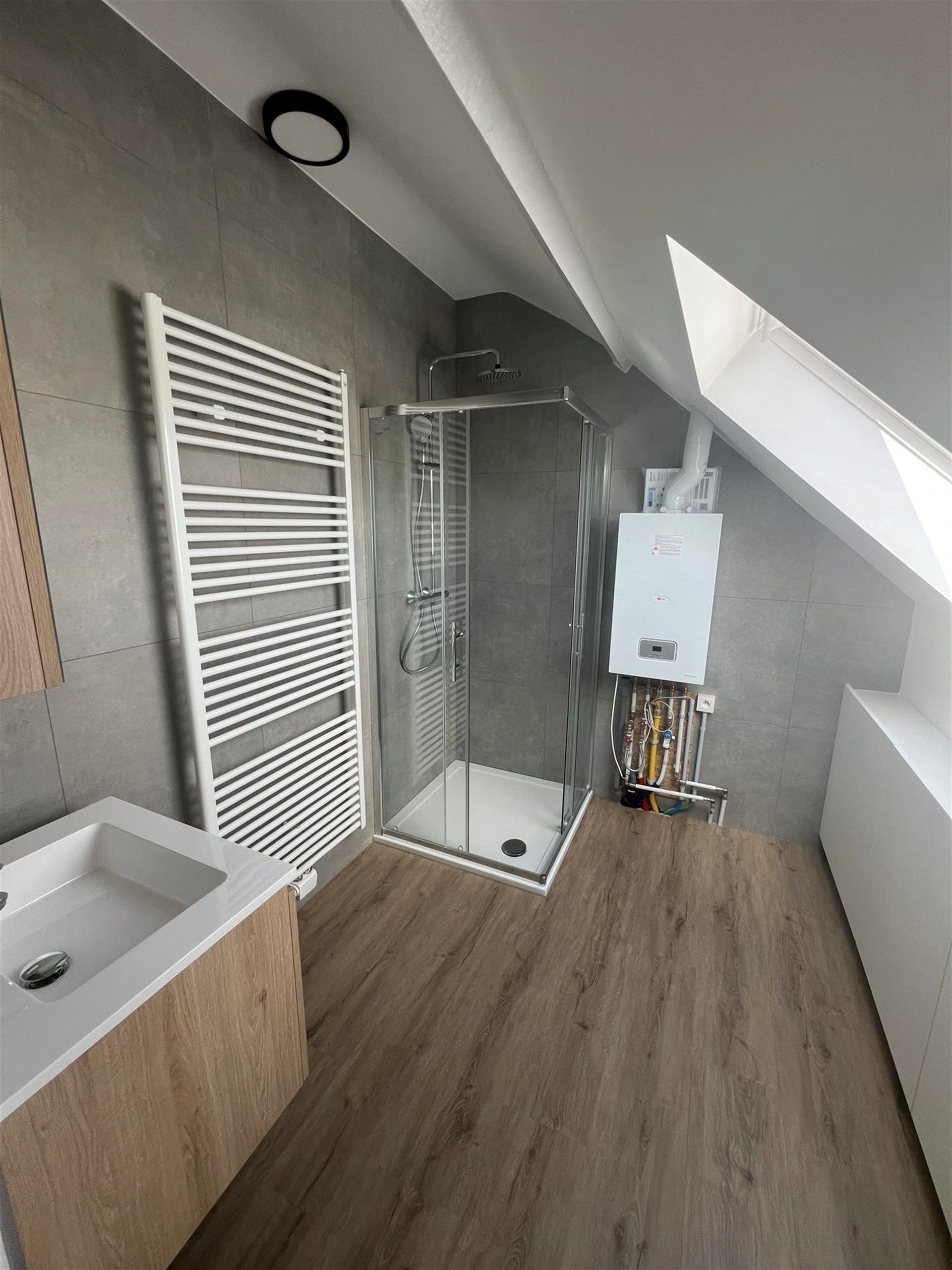 Gerenoveerd appartement met 1 slaapkamer en eigen ingang foto 12