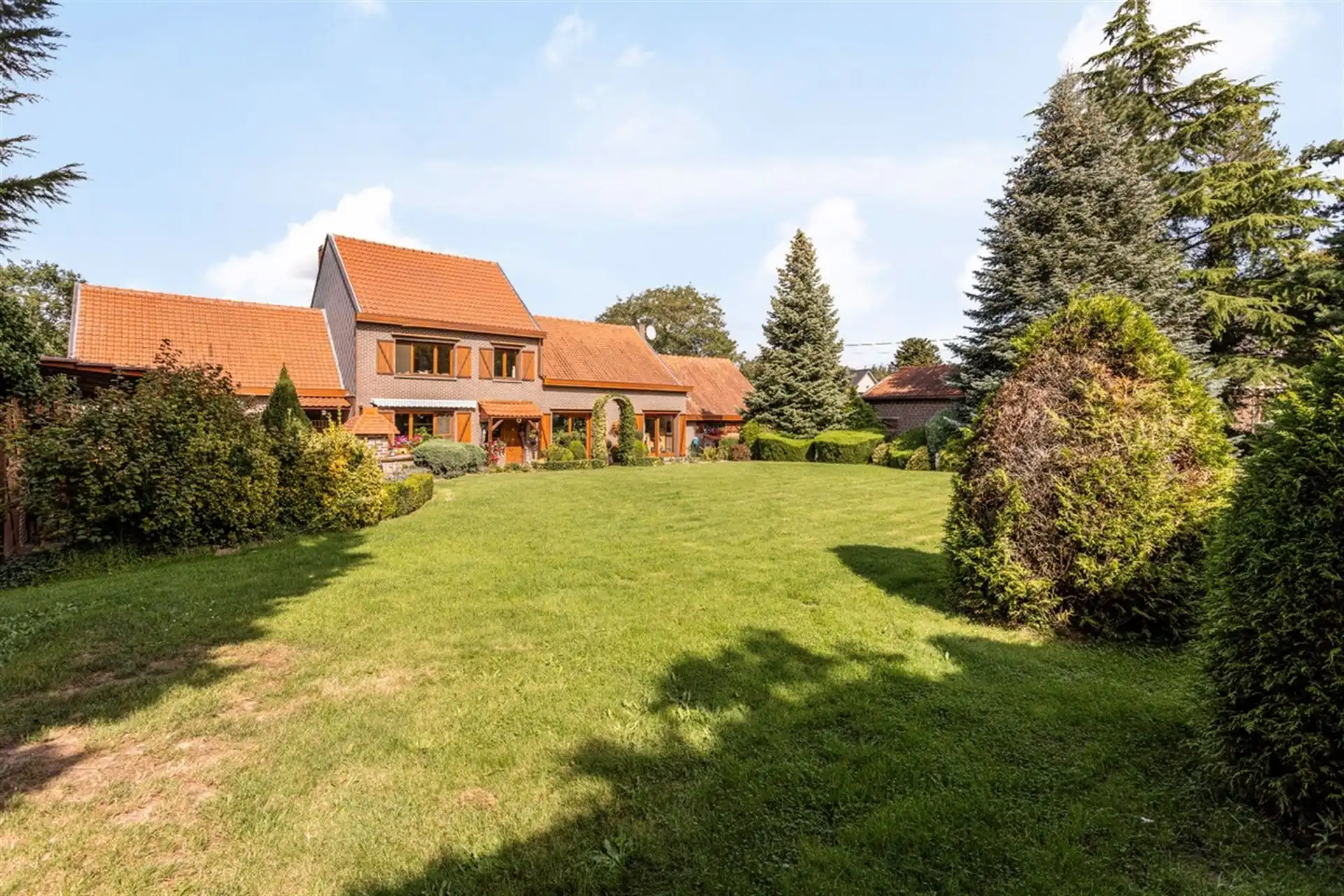 Ruime villa op een domein van +/- 1ha36a foto {{pictureIndex}}