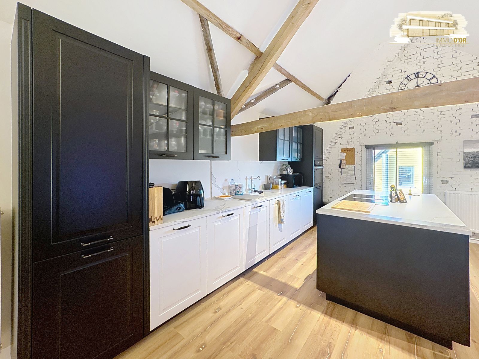 Prachtig gerenoveerd pand: handelspand + duplex + studio!  foto {{pictureIndex}}