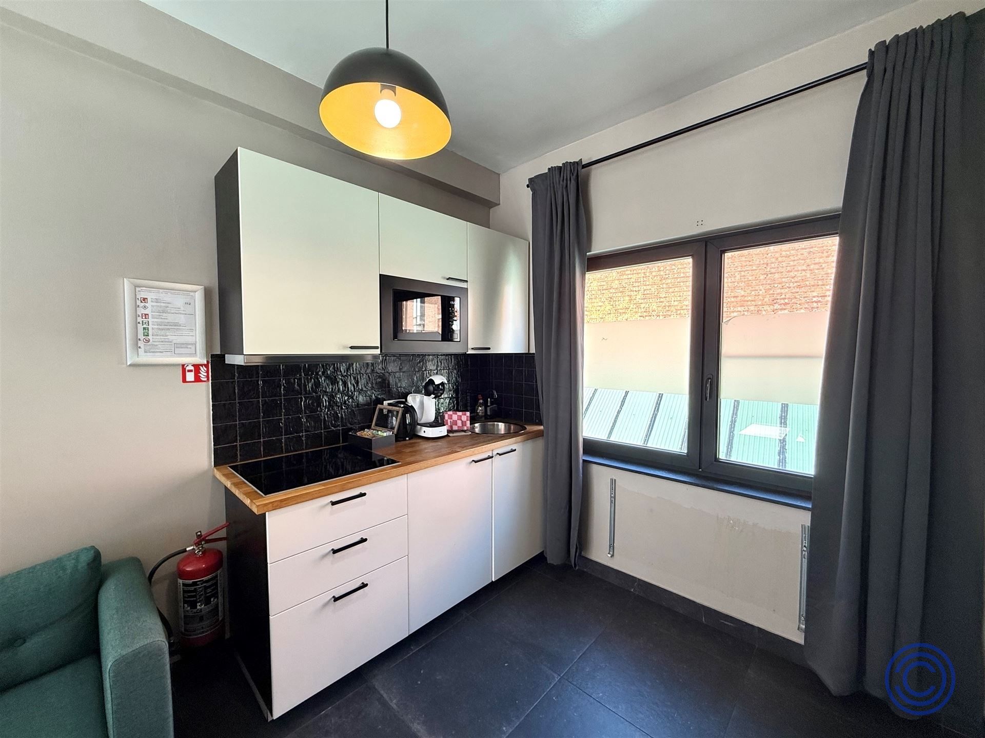 Appartementsgebouw met een handelspand en 3 logies op centrale locatie! foto 7