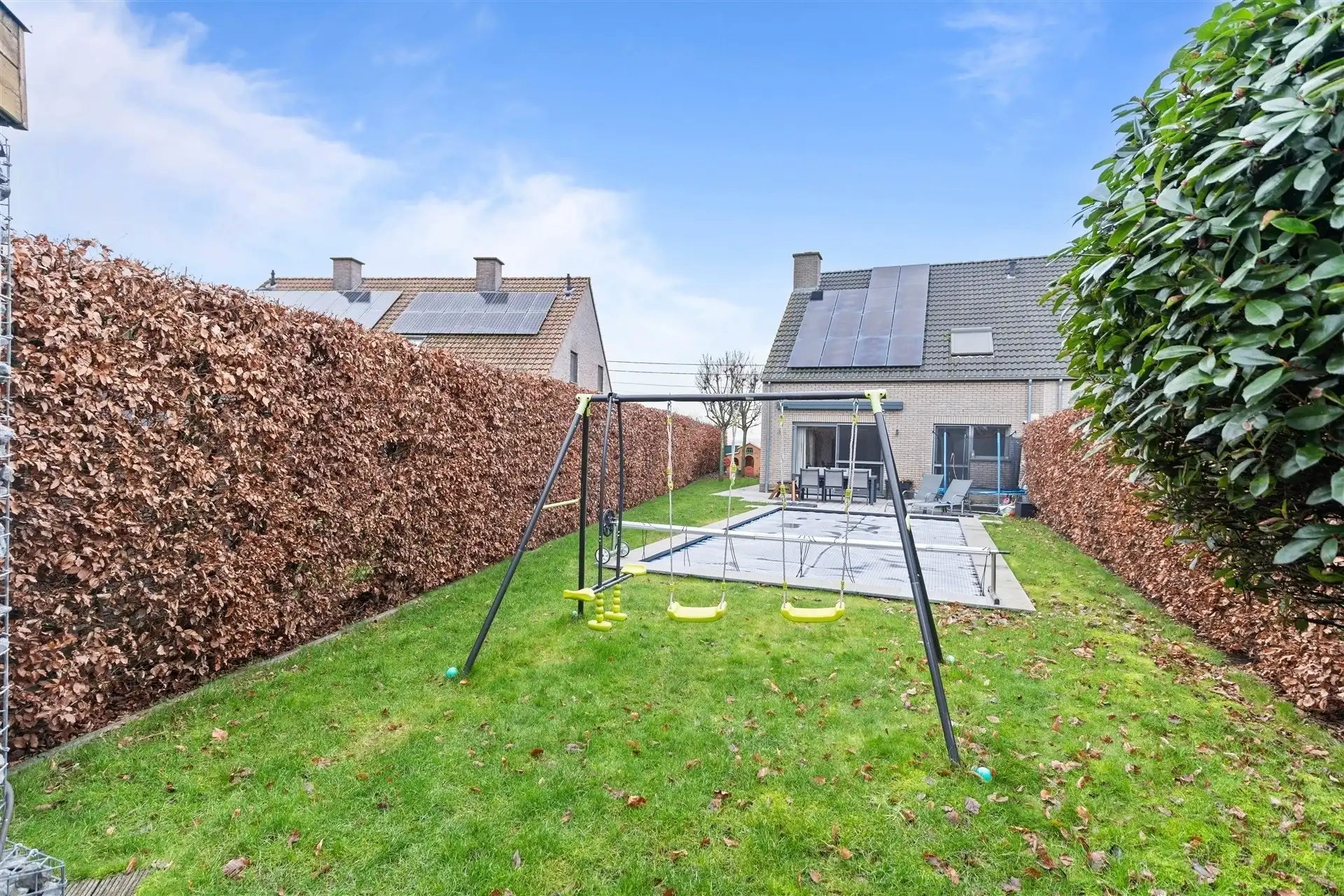 Recente halfopen bebouwing uit 2010, instapklaar met tuin en zwembad. foto 14