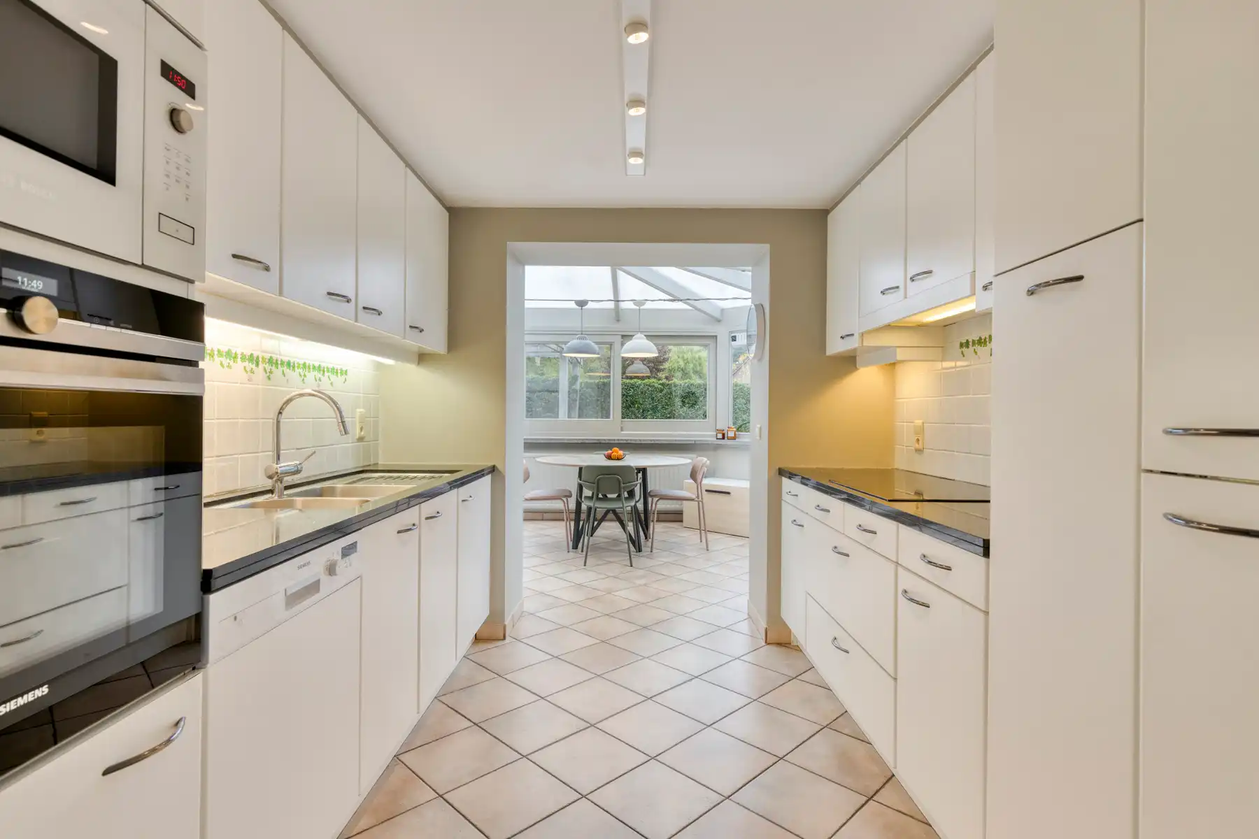 Gerenoveerde hoeve met bijgebouwen en 8 stallen. foto 14